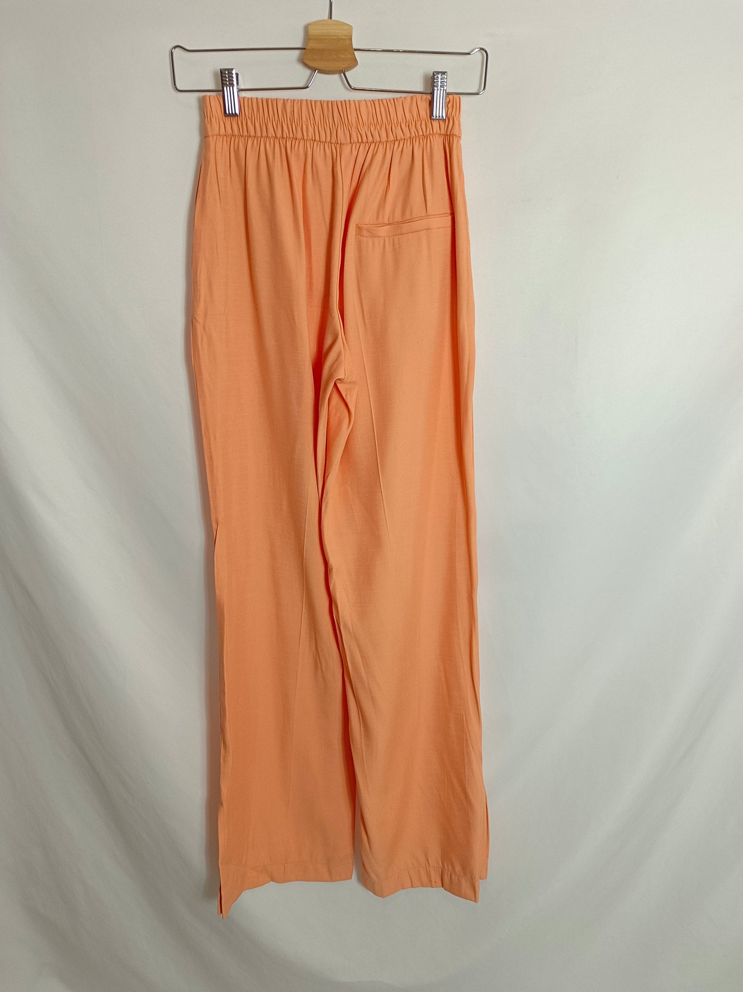 BERSHKA. pantalón naranja palo T.xs
