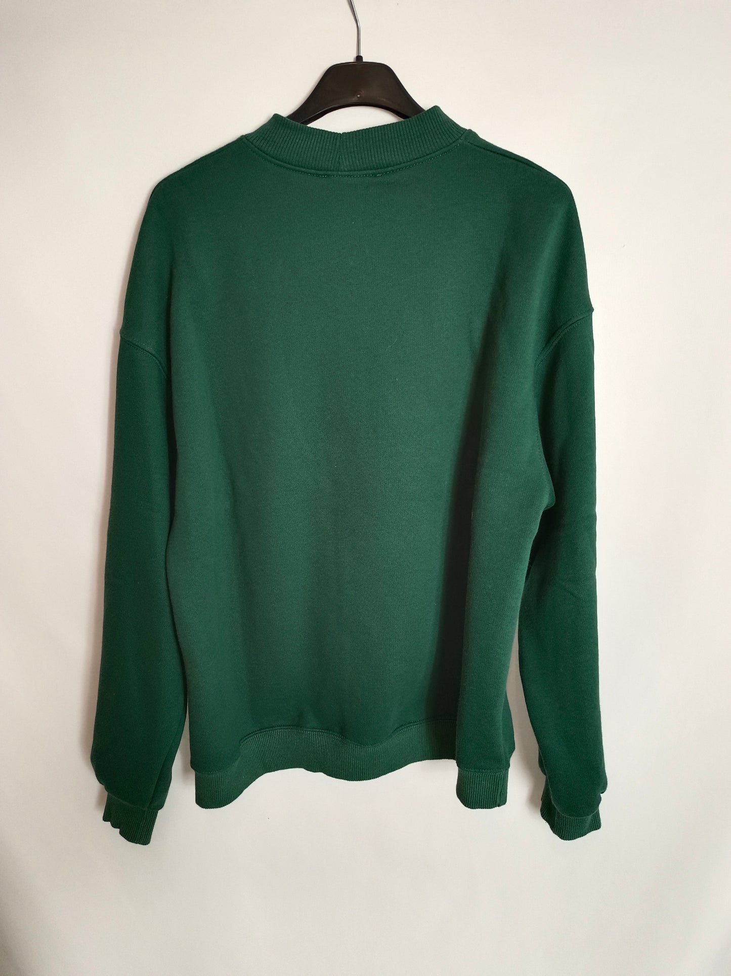 BERSHKA. Sudadera verde letras T.xs