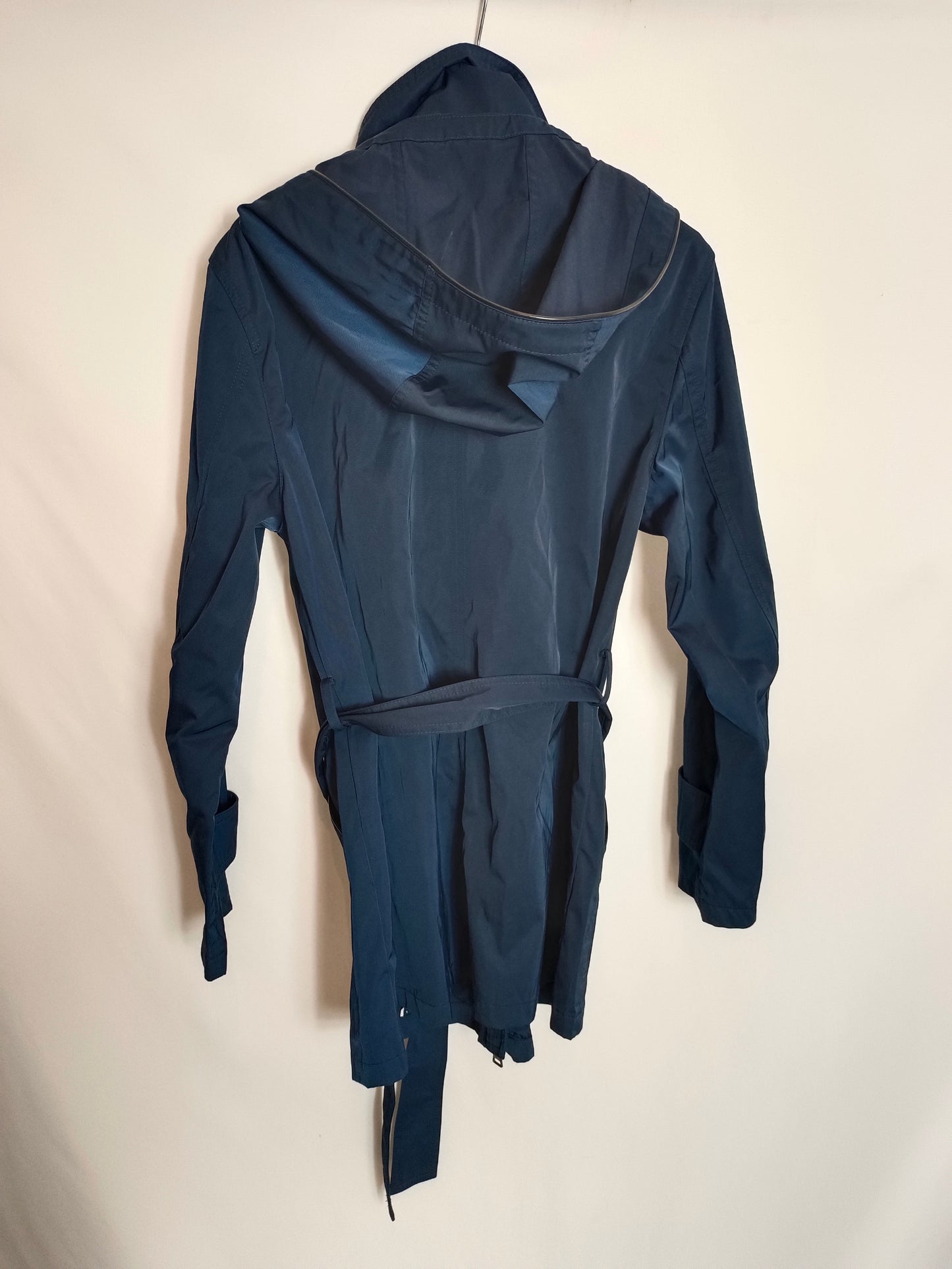 MASSIMO DUTTI. Parka azul impermeable T.m