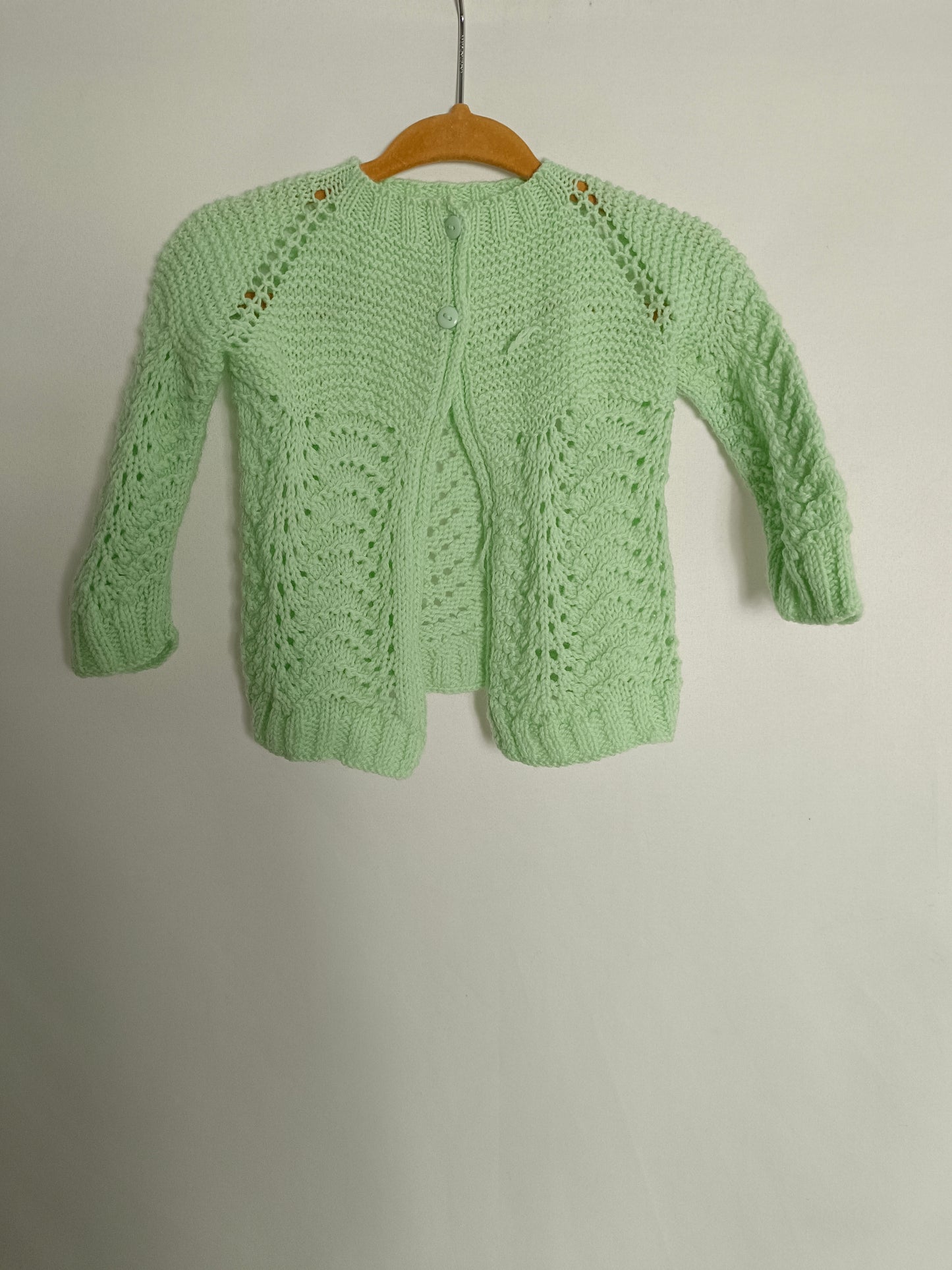 OTHERS. Green cardigan size 6-9 months