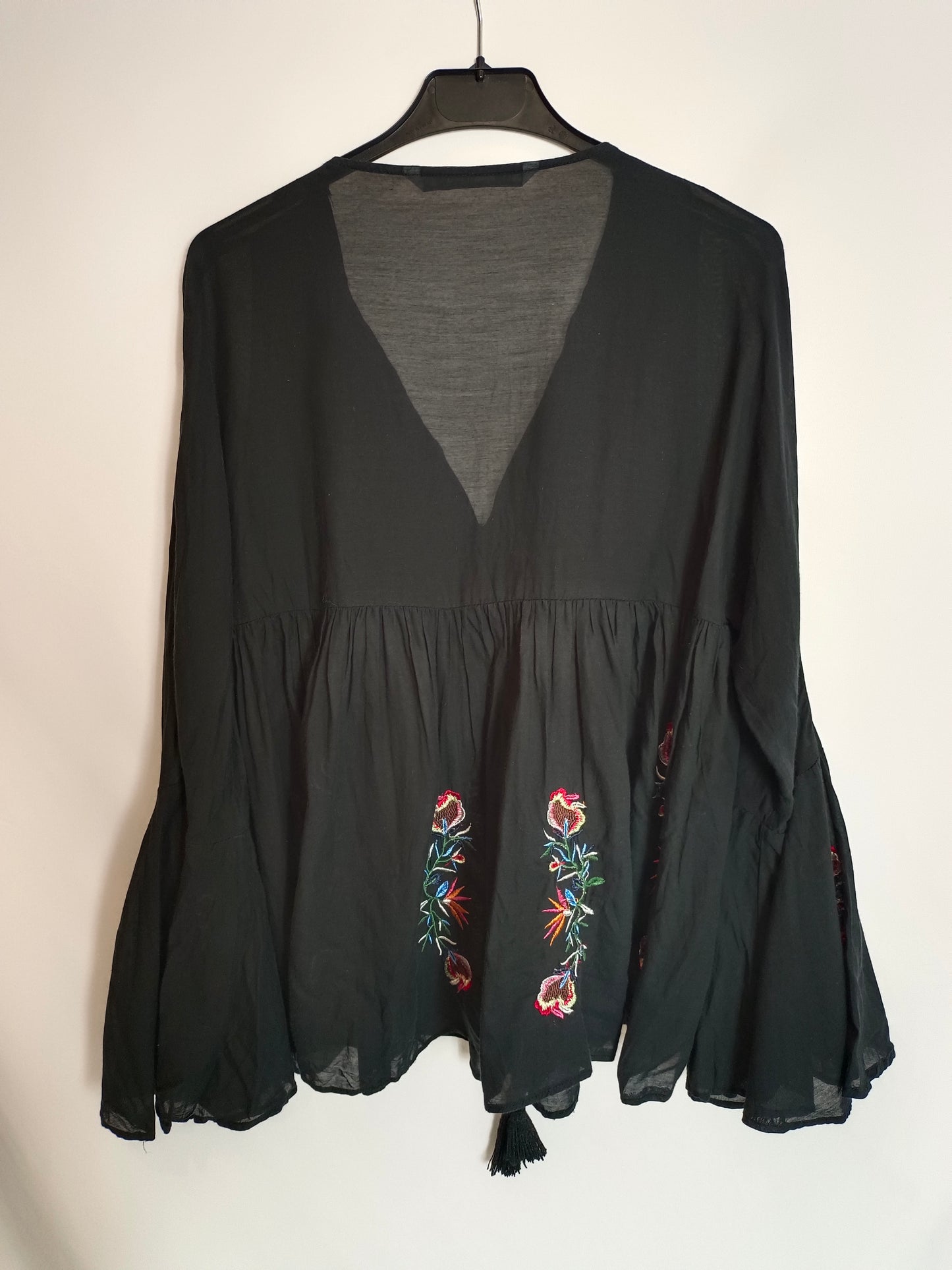 ZARA. Black embroidered blouse T.xs