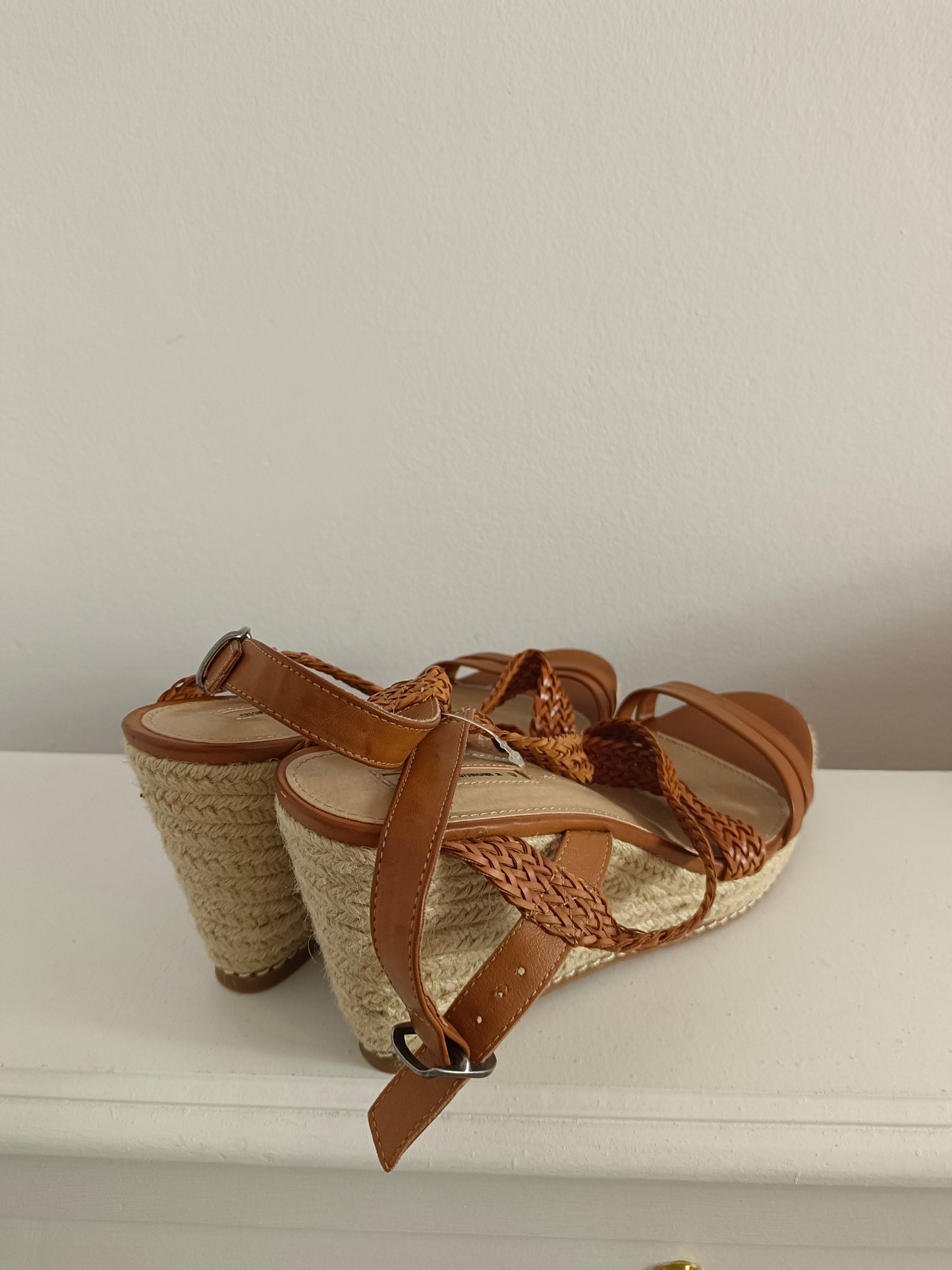 OYSHO. Cuñas trenzadas camel T.40
