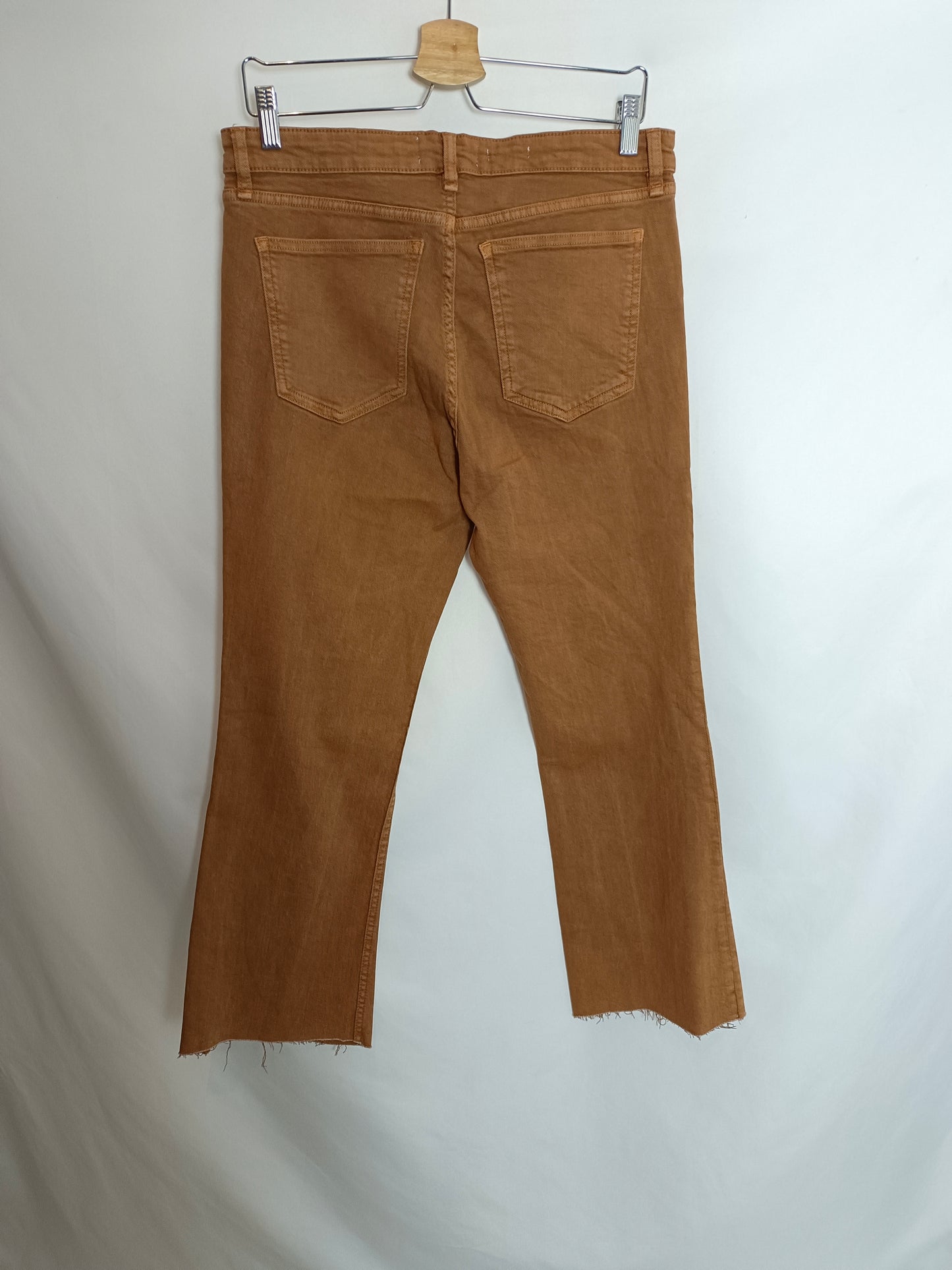 MANGO. Pantalón teja "boot crop" T.42