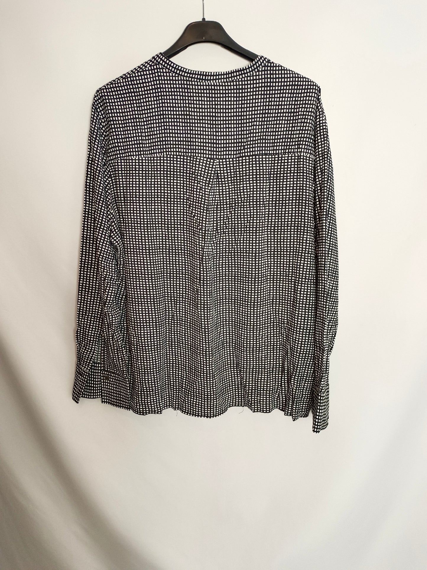 MANGO. Blusa cuadros negro y blanca T.xl