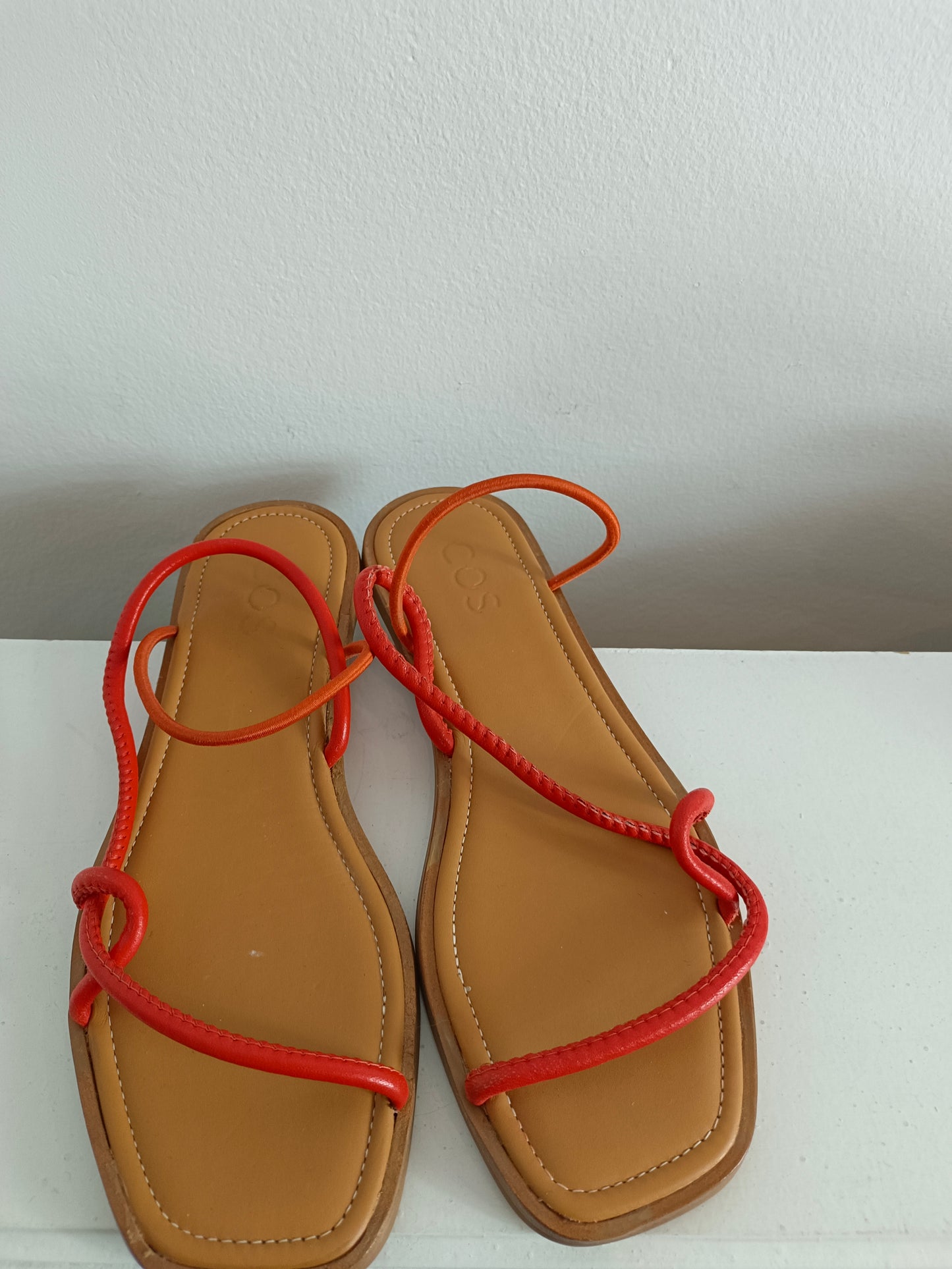 COS. Sandalias piel naranja T.37