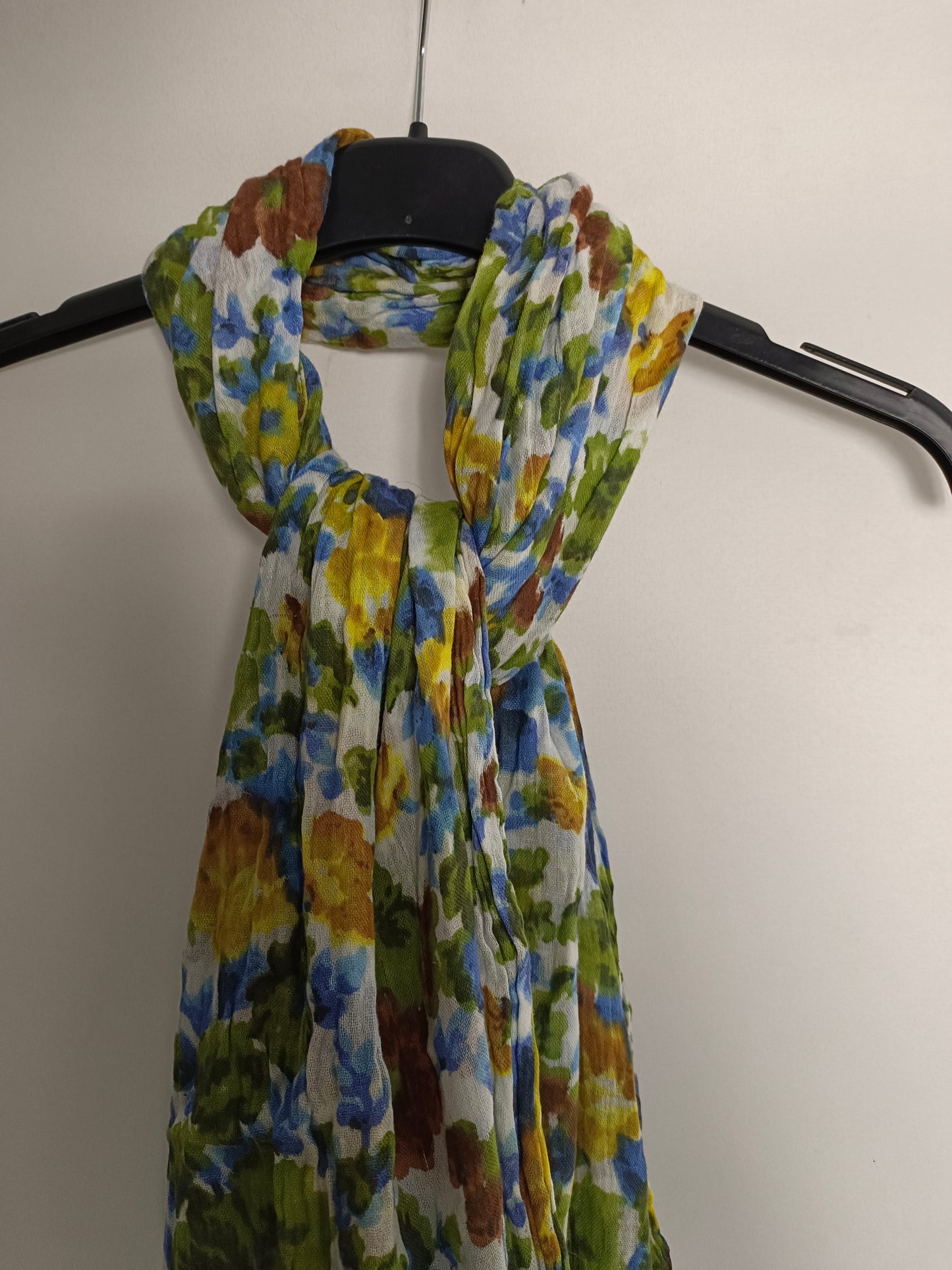 OTRAS. Fular flores verdes