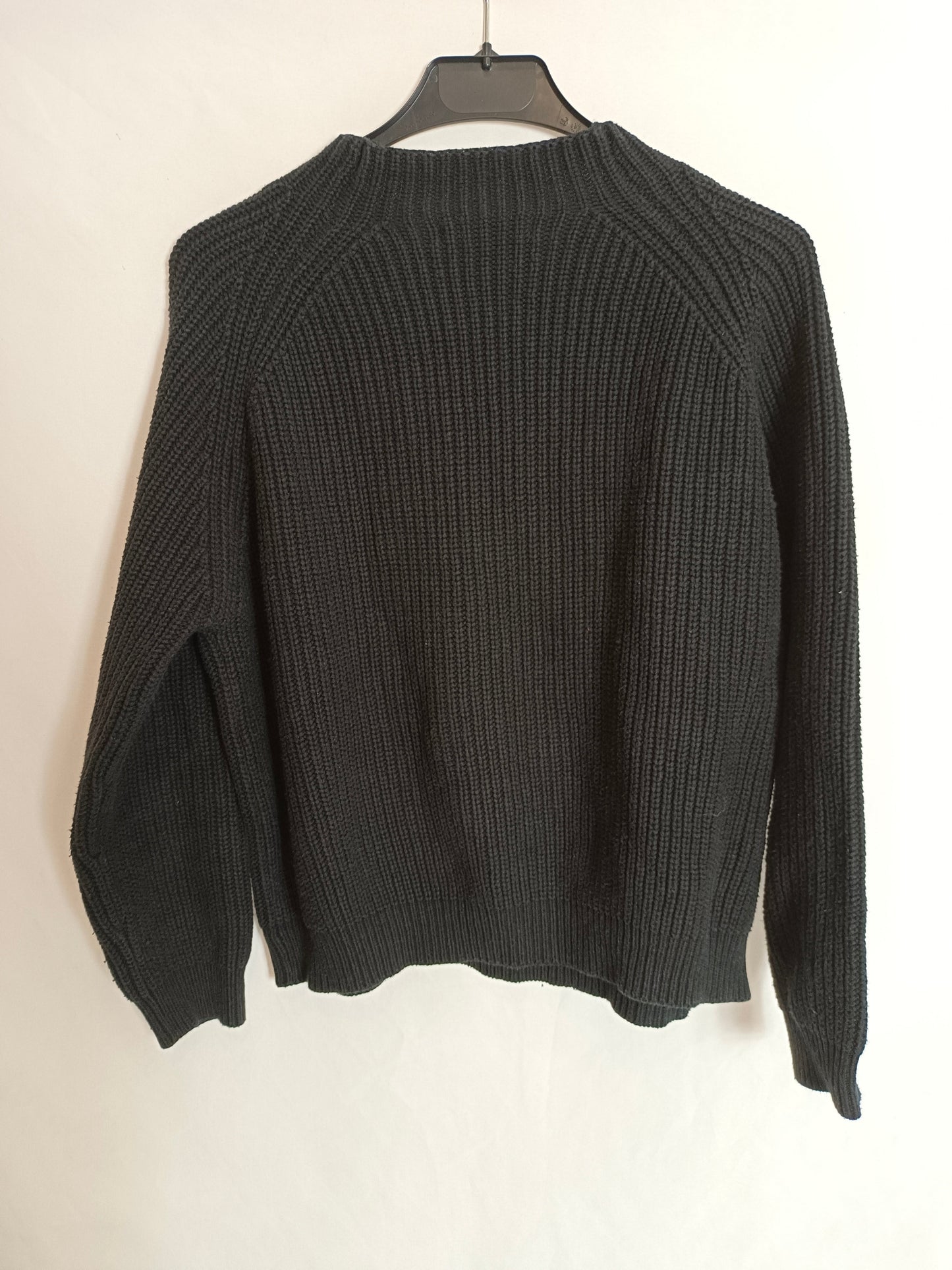 MANGO. Jersey negro cuello perkins T.m(tara)