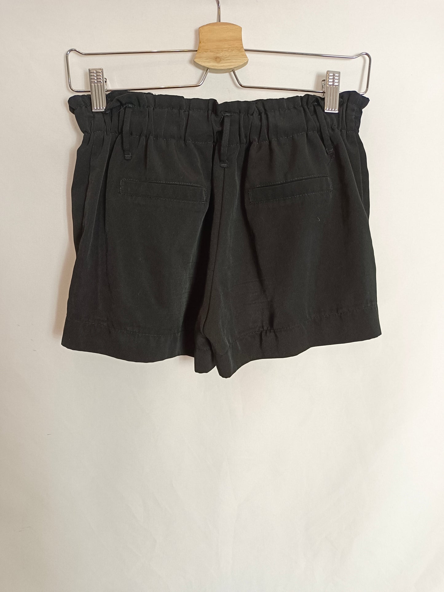 STRADIVARIUS. Shorts negros fluido T.m