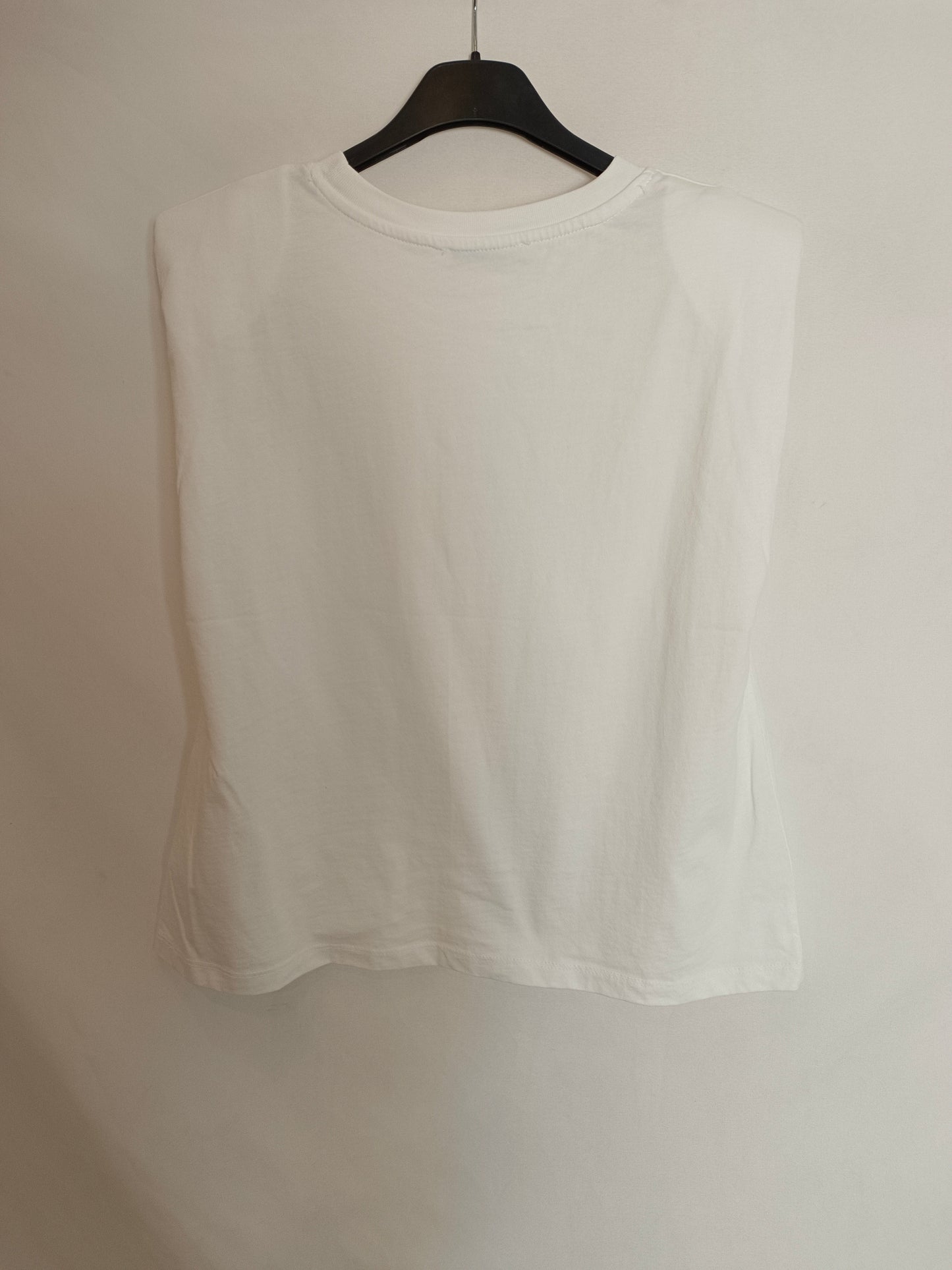 ZARA. Camiseta blanca hombreras T.s