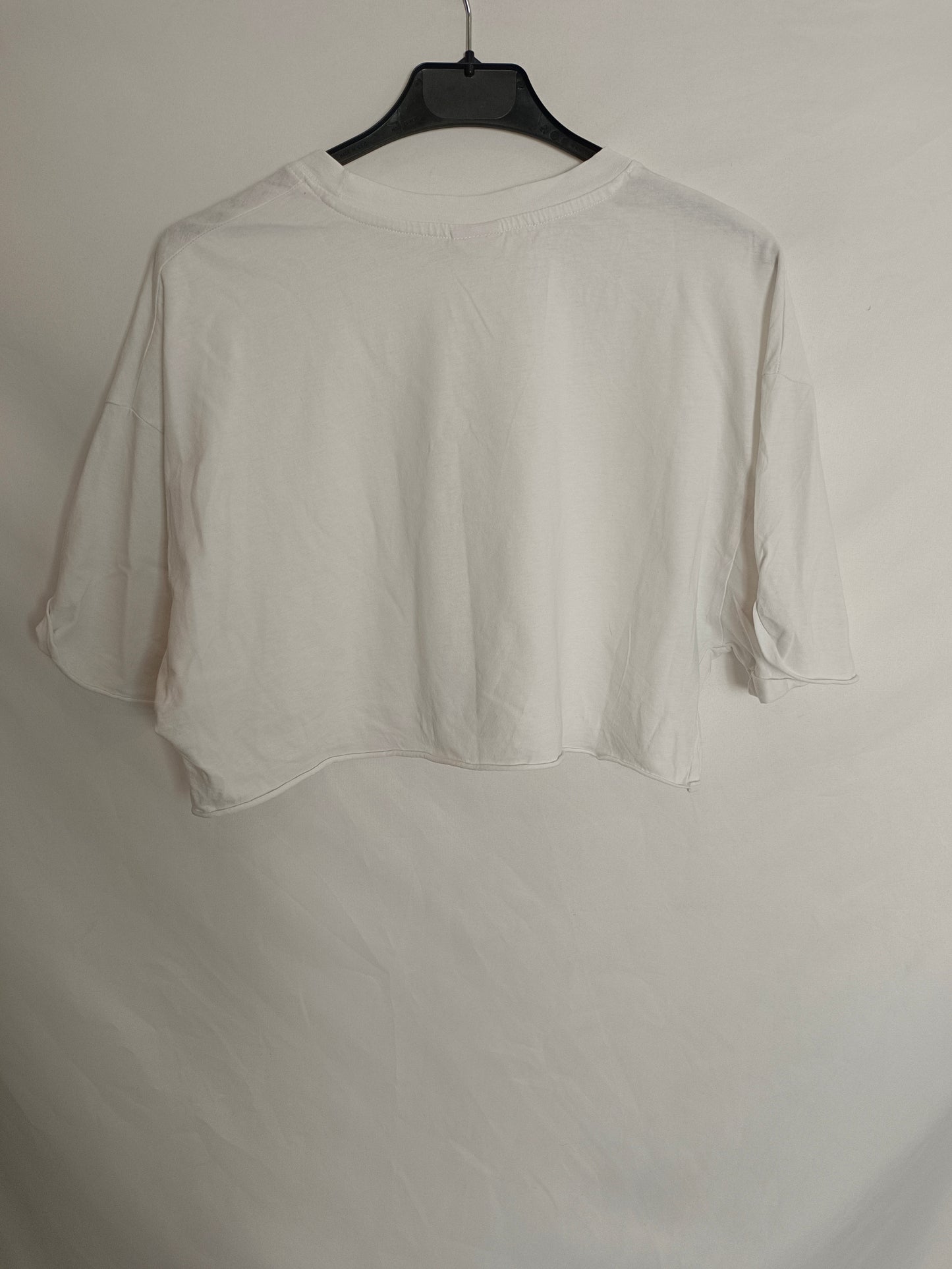 BERSHKA. Crop top mangas blanco. T.M