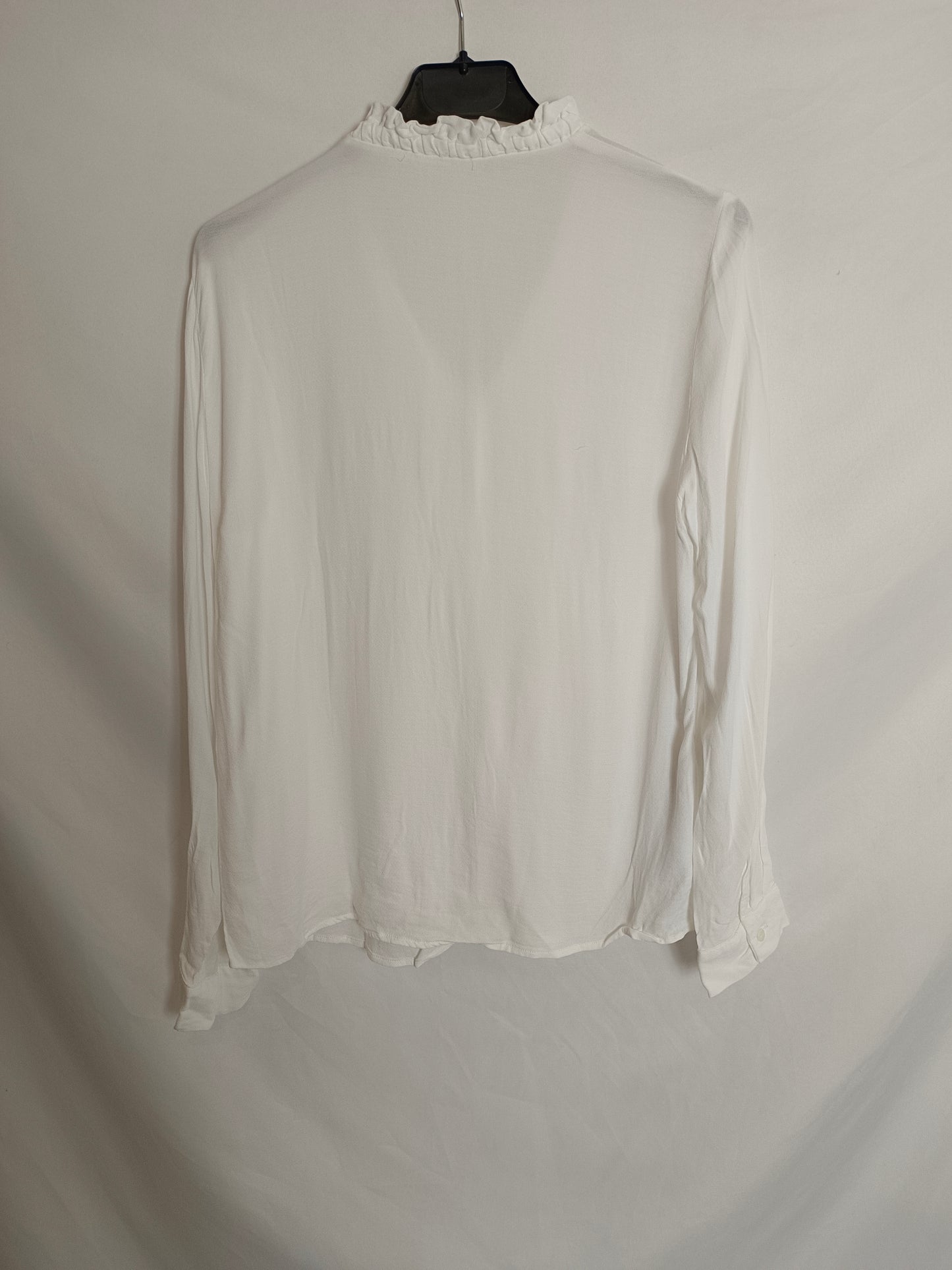 MANGO. Camisa blanca lazada cuello. T.S