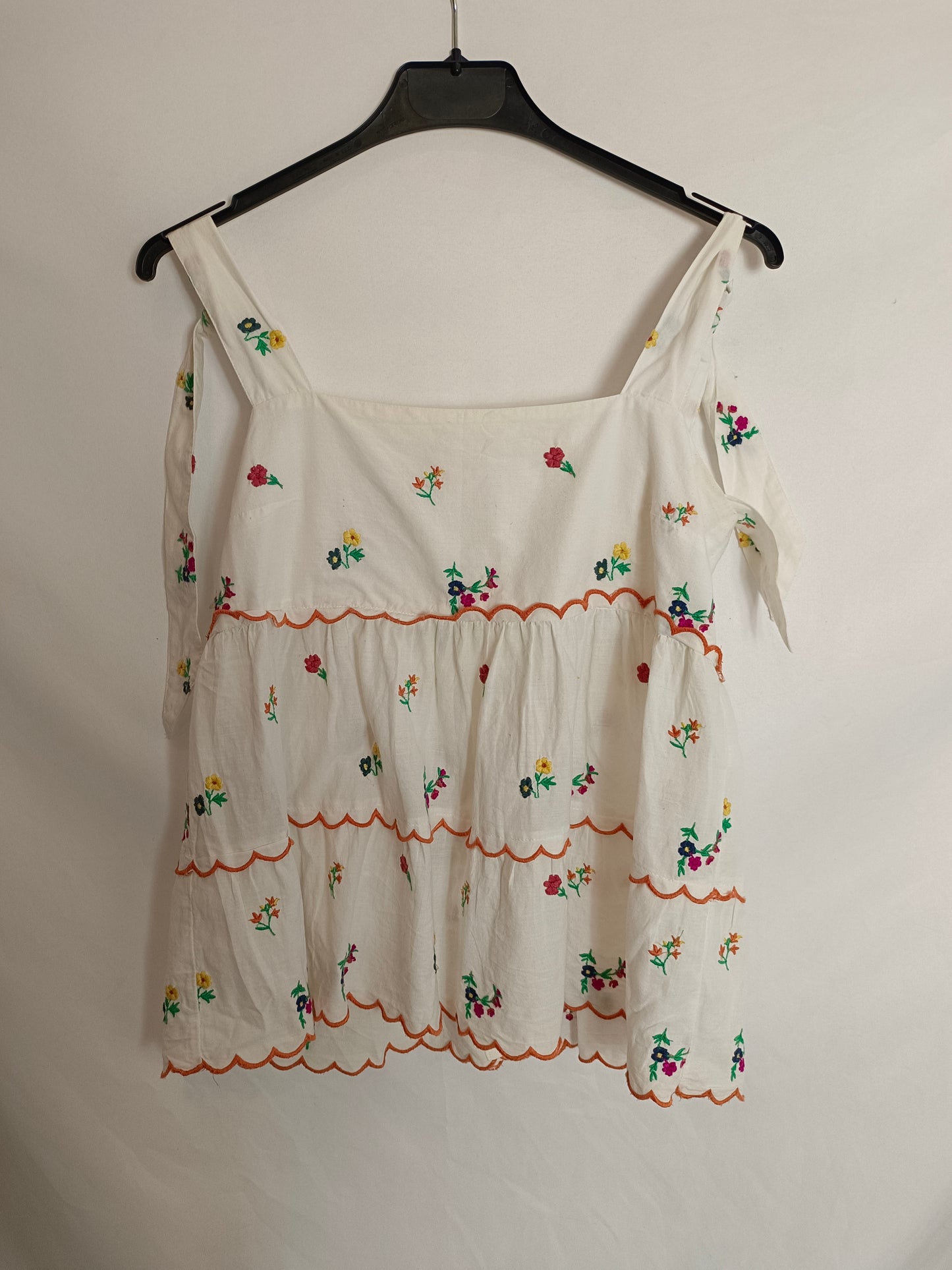 SÉZANE. Camiseta tirantes flores bordadas. T.36