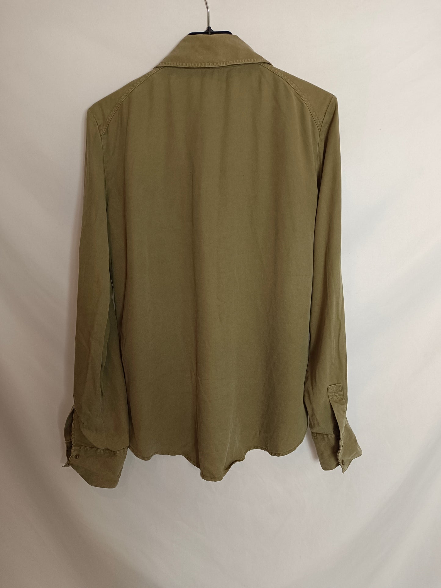 ZARA. Blusa verde tachuelas T.m