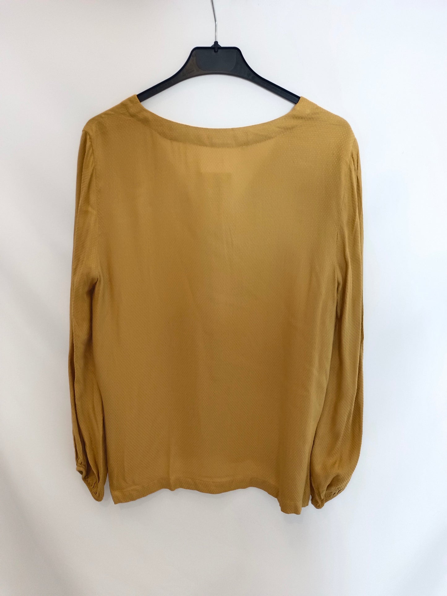 OYSHO. Blusa fluida mostaza T.s