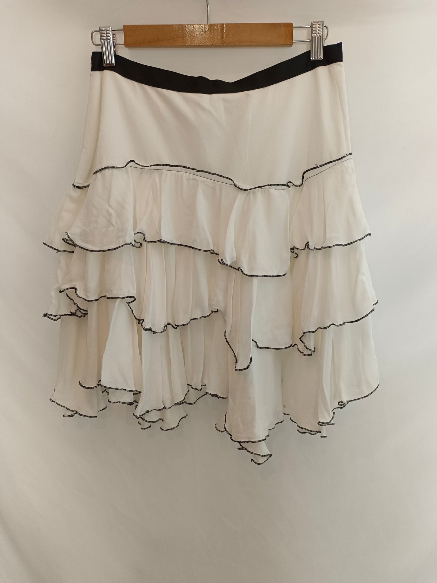 PATI CONDE. Falda blanca volantes. T.S