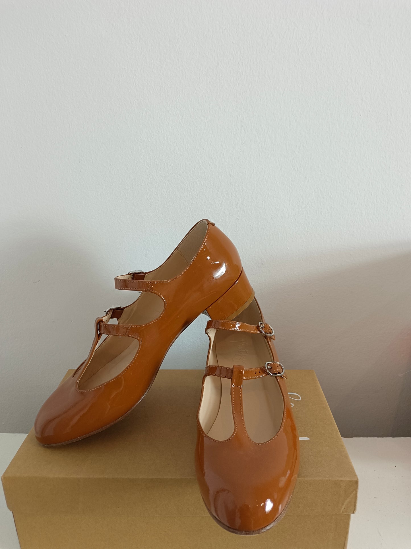 PARTY. Bailarina charol marrón. T.40