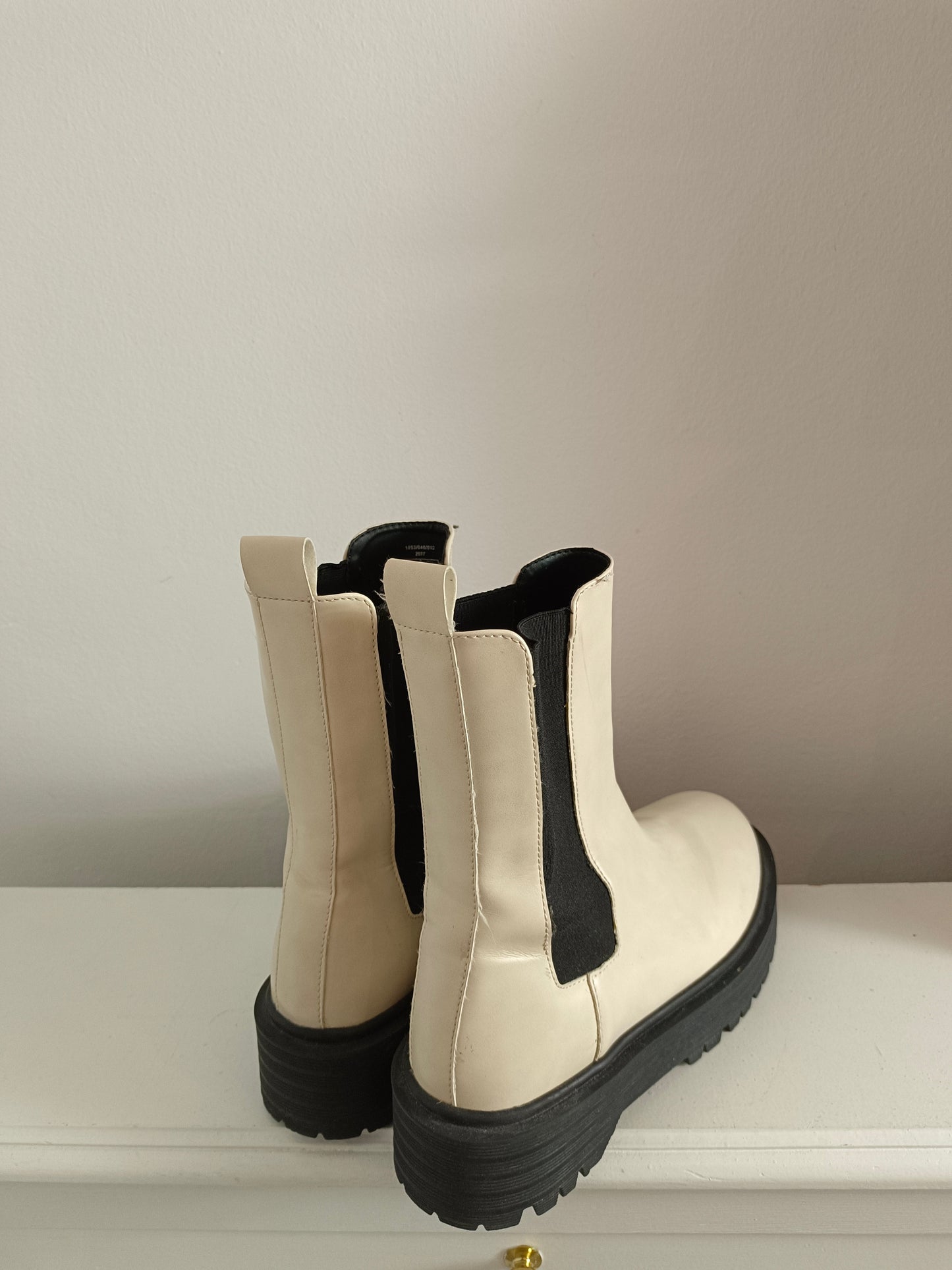 PULL&BEAR. Botines beige T.39