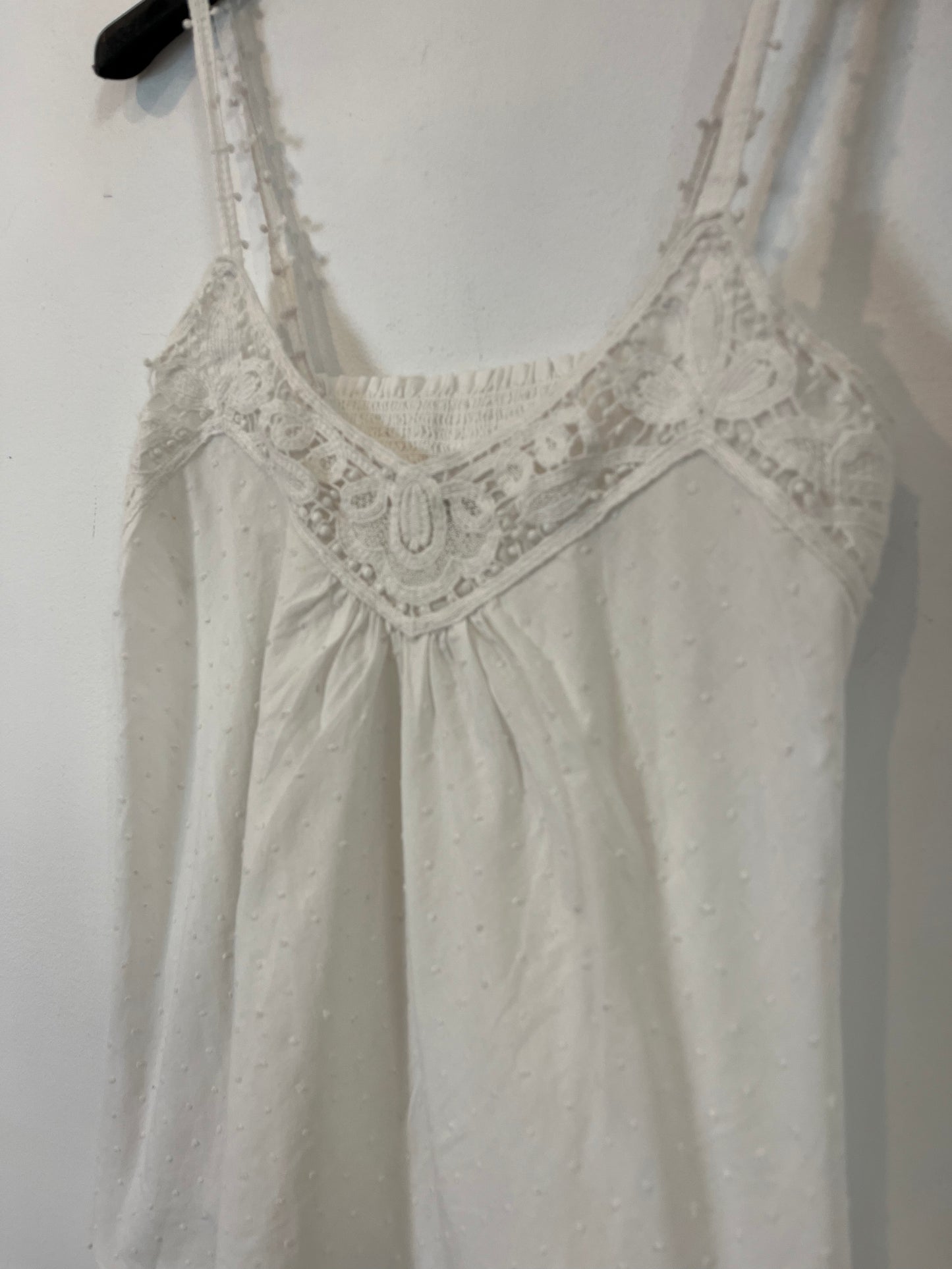 MASSIMO DUTTI. White plumeti top. T.S.