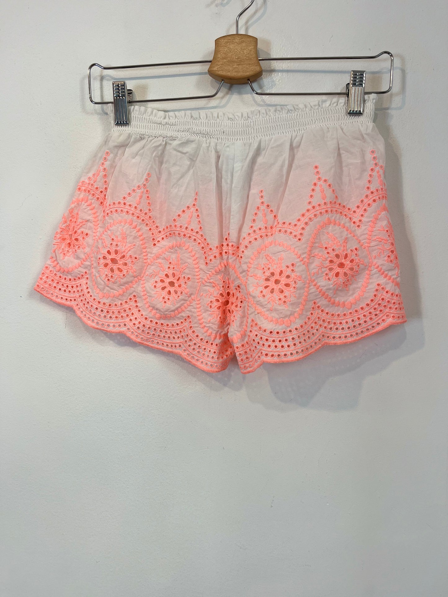 ETAM. Pantalón corto detalles bordados. T S