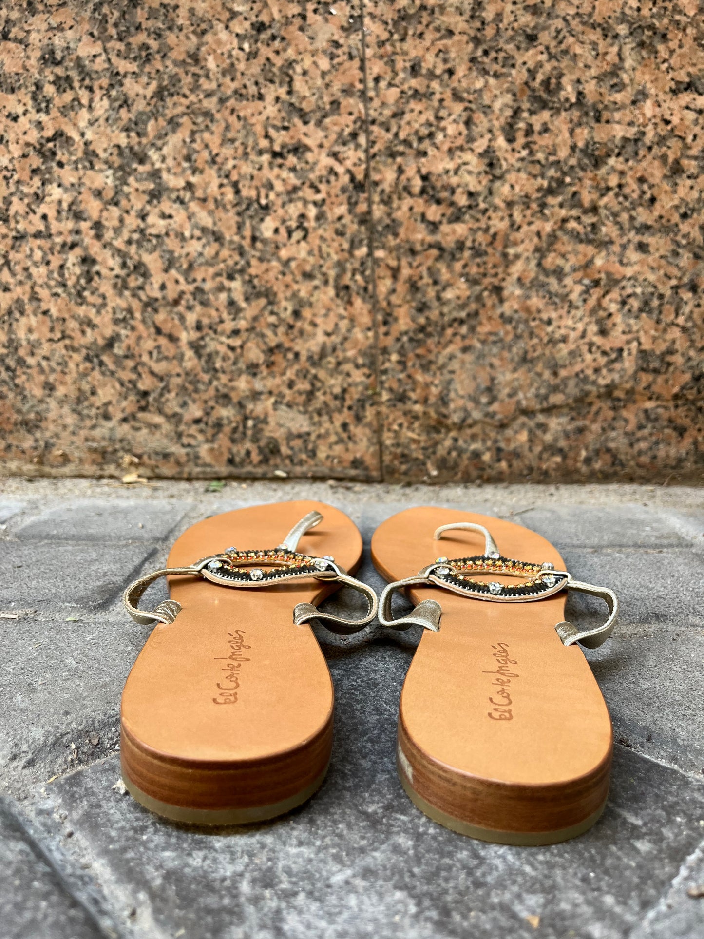 EL CORTE INGLÉS. Sandalias planas detalle pedrería. T 40