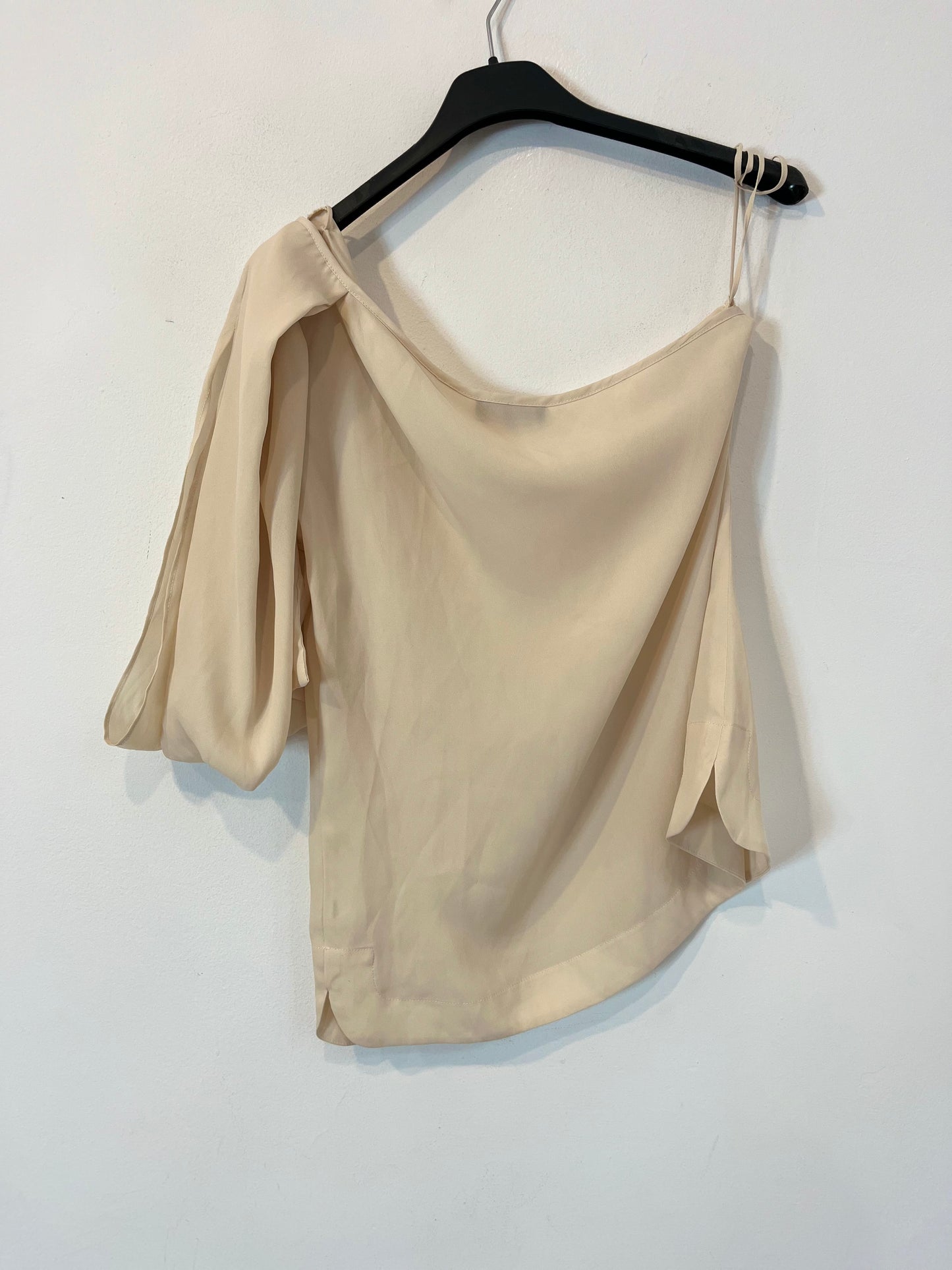 ADOLFO DOMINGUEZ. Blusa beige asimétrica T.36