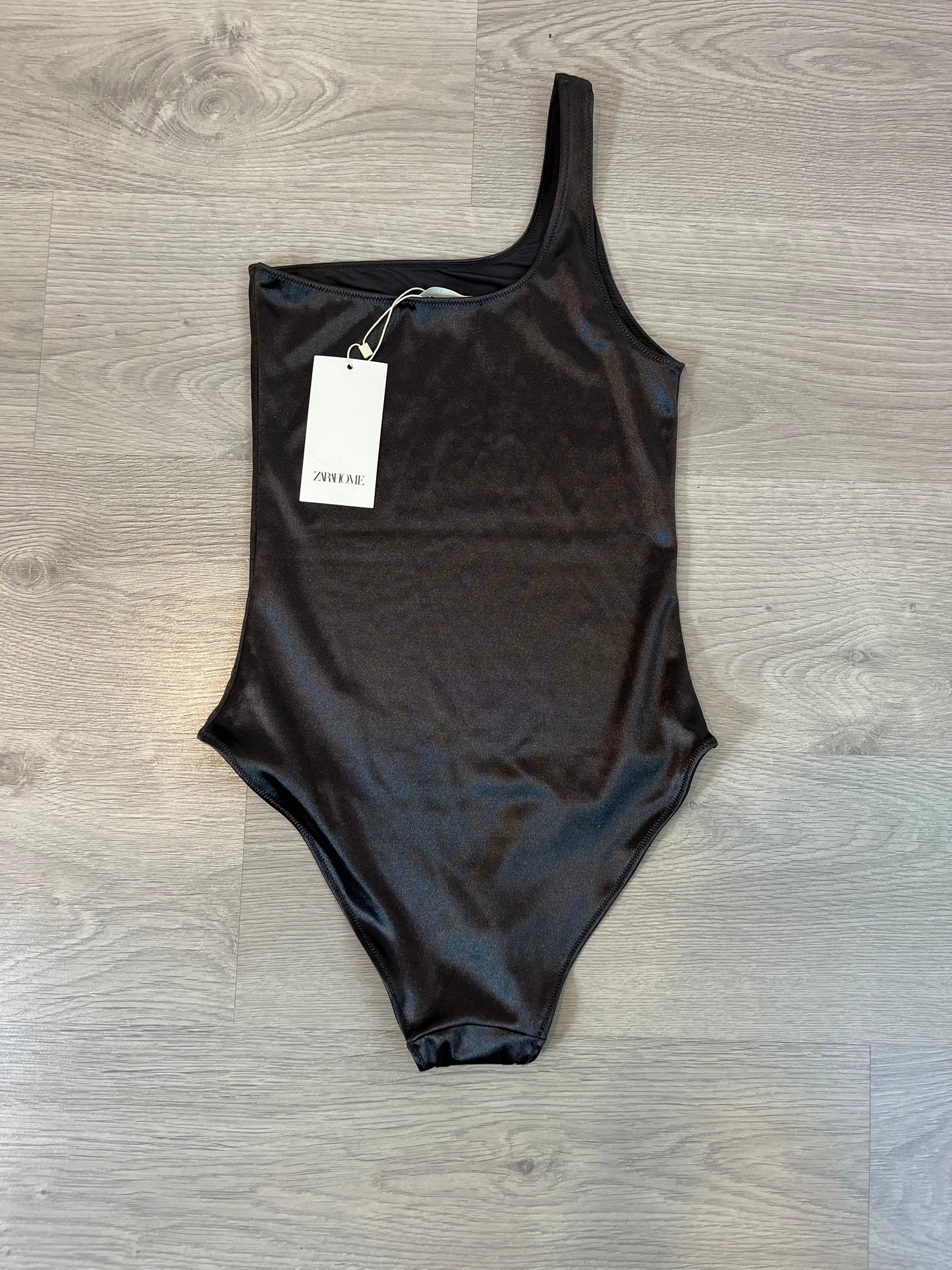 ZARA. Bañador asimétrico gris oscuro. T S