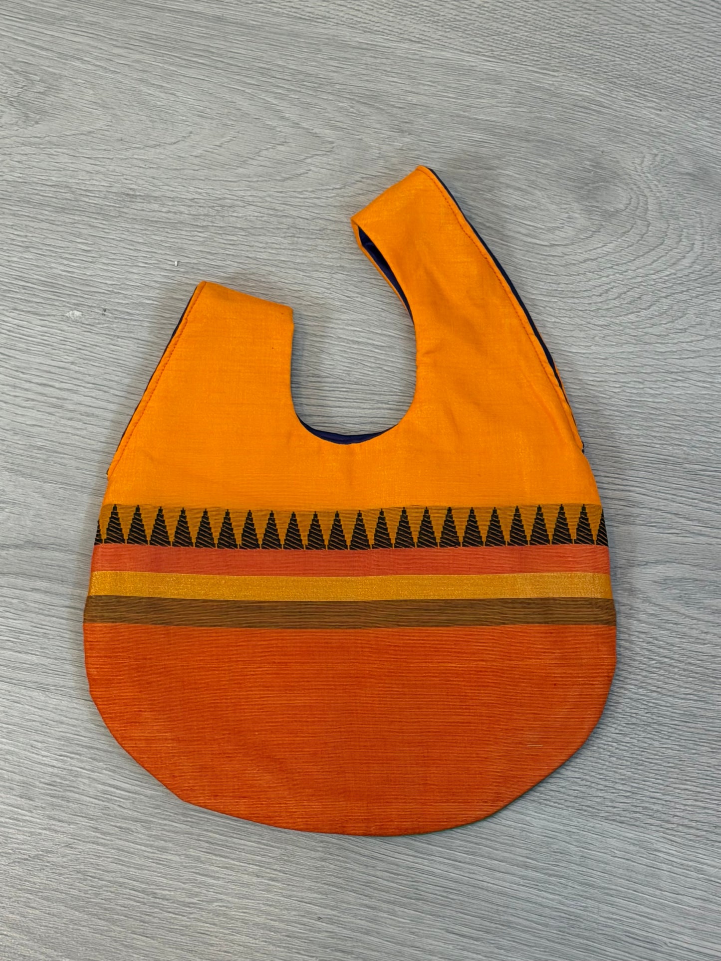 OTRAS. Bolso de mano de colores estampado