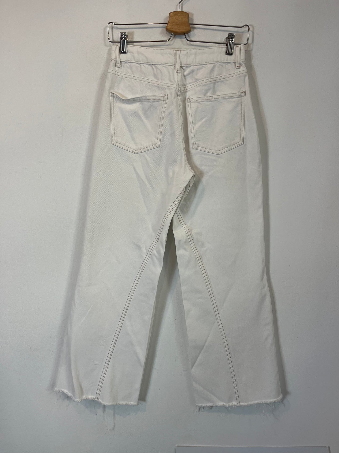 ZARA. Pantalón denim blanco costuras T.34