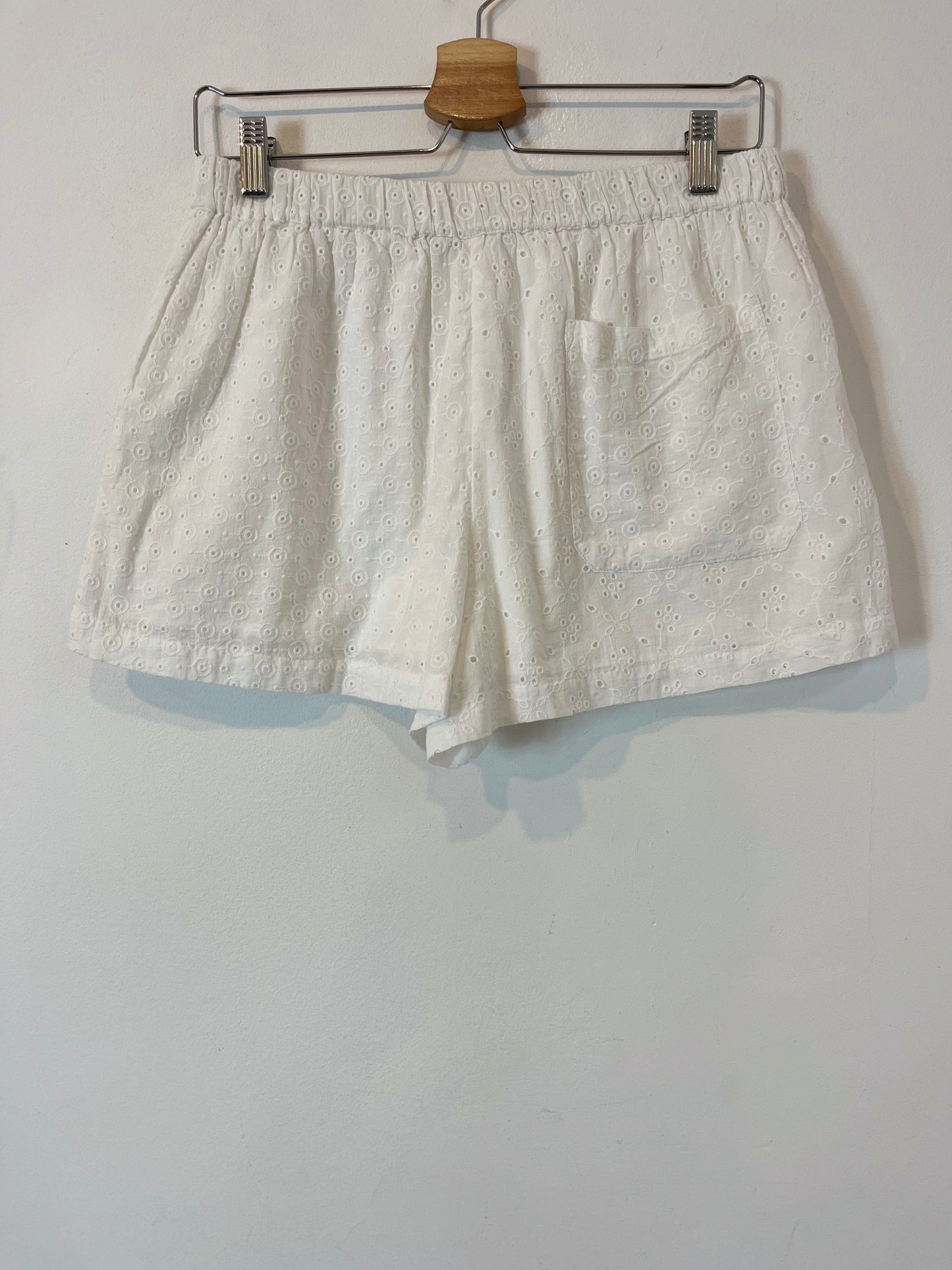 ZARA. Shorts with embroidered details. Size 36