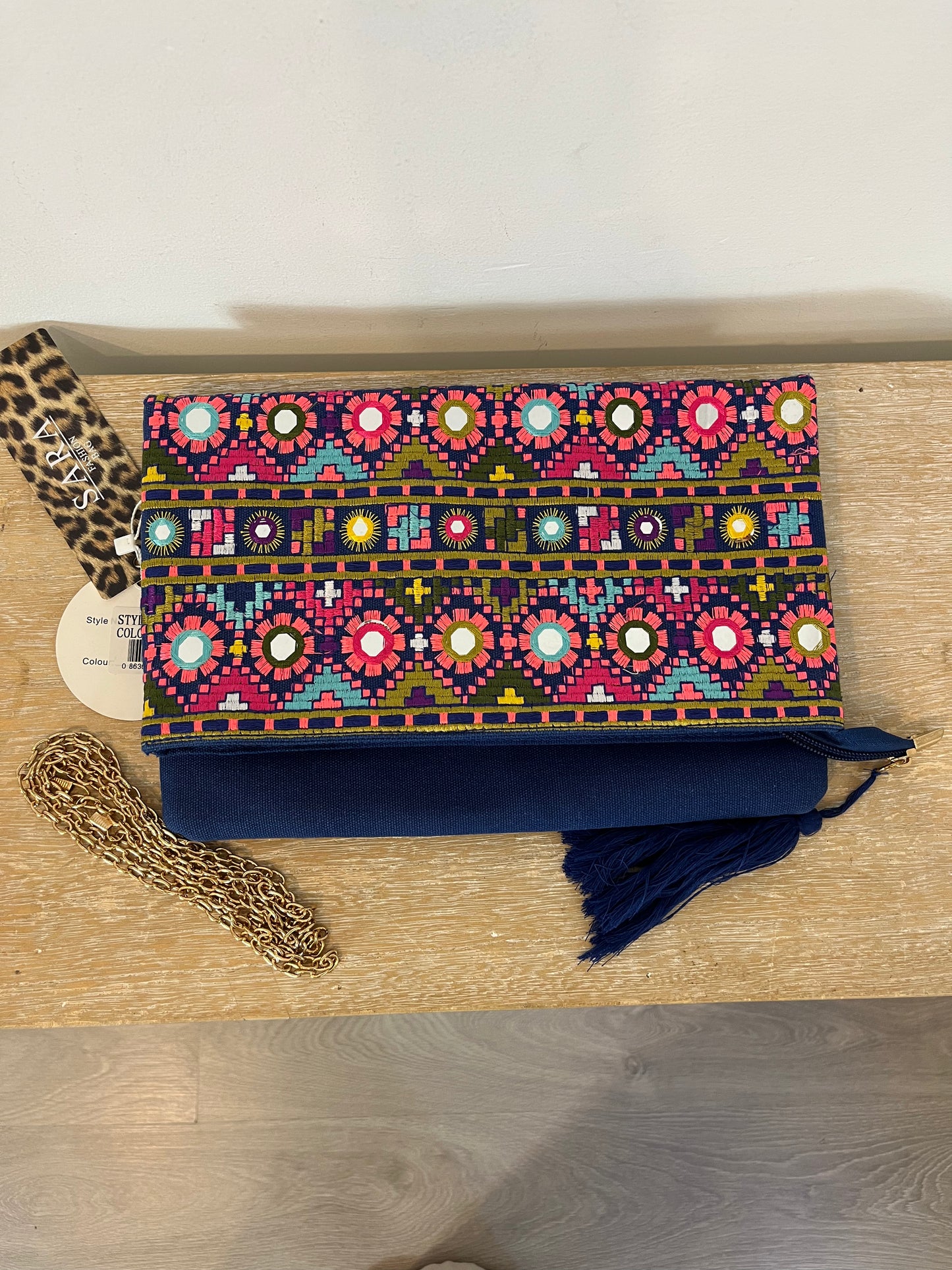 OTRAS. Bolso azul detalles bordados