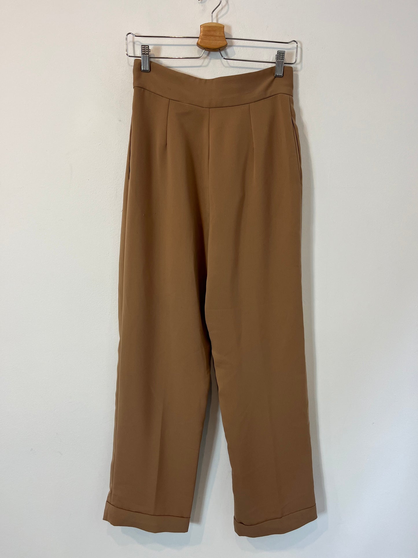 OTRAS. Pantalón beige pinzas. T. S