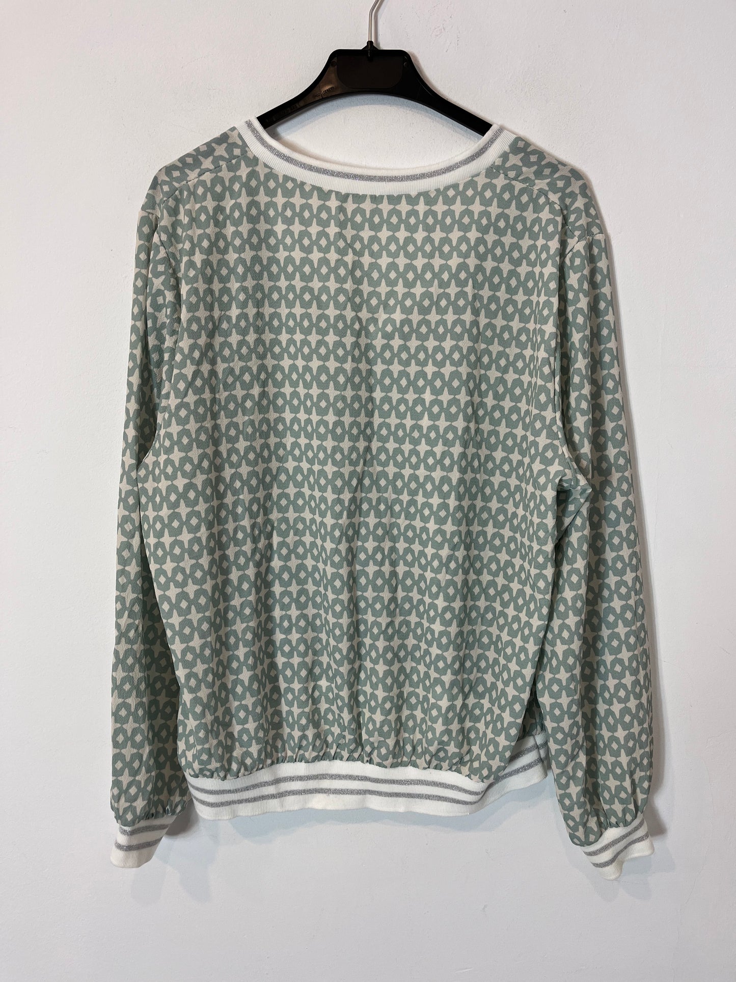 OTHERS. Flowy top with geometric print. TM