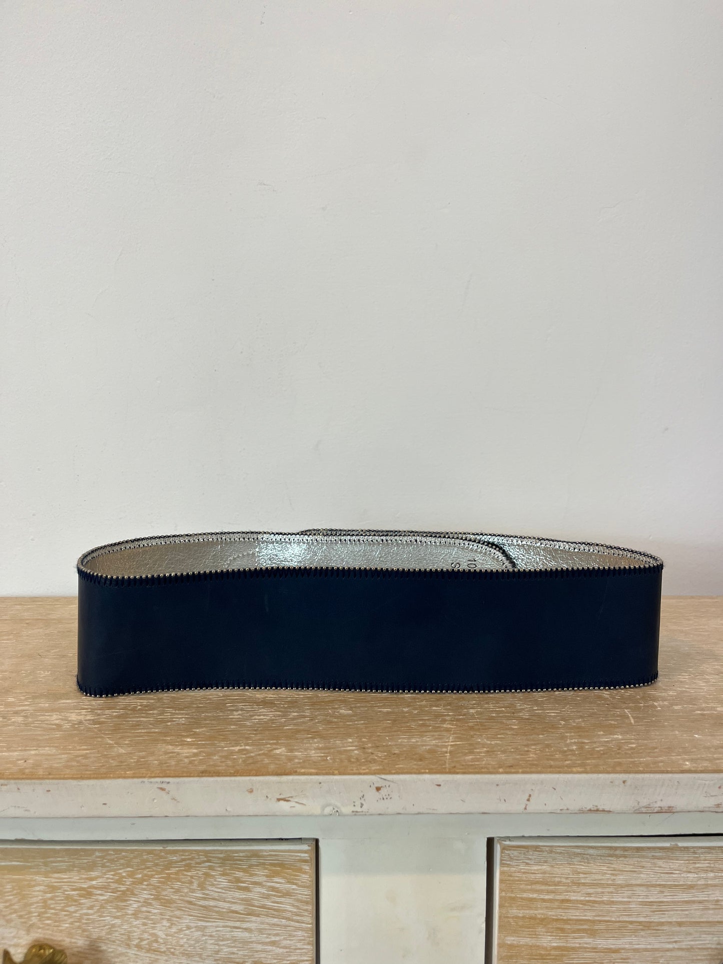 MATTHEW WILLIAMSON. Cinturón azul piel. T M/L