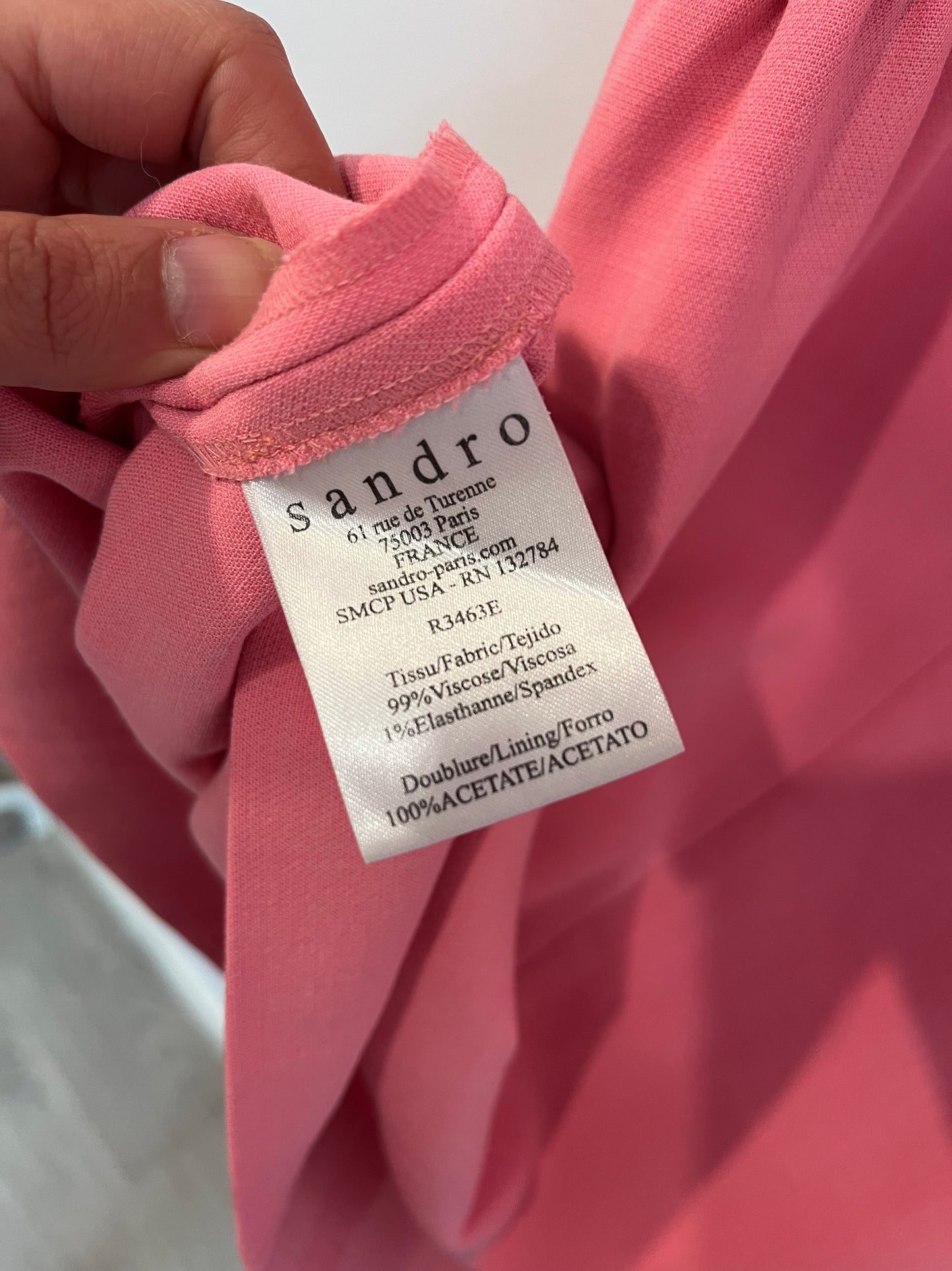 SANDRO. Vestido corto rosa detalle escote. T 2 (M)