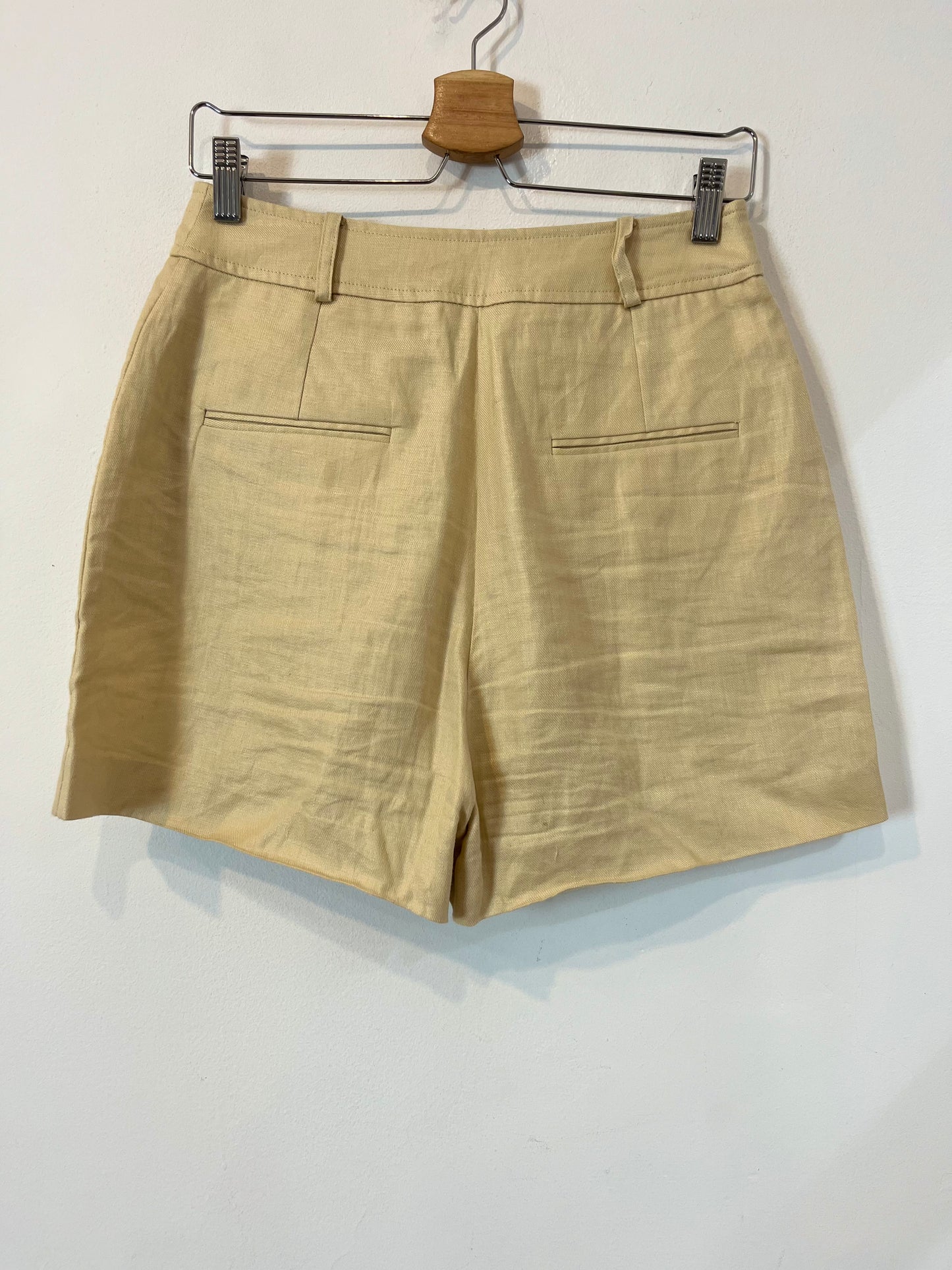 MANGO. Beige linen Bermuda shorts. T 36