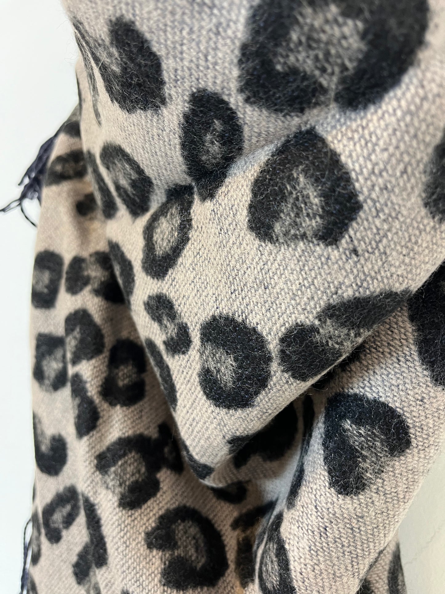 OTRAS. Bufanda animal print