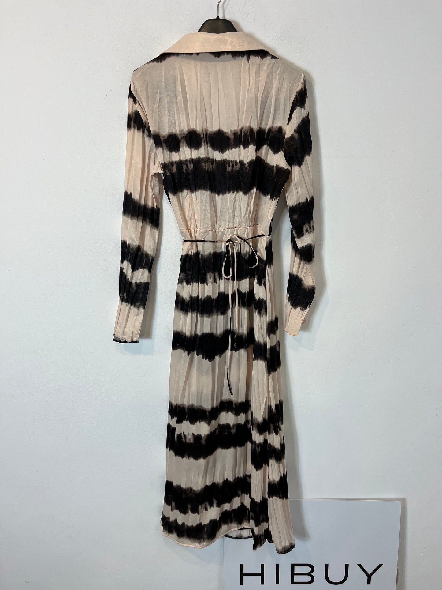 MANGO. Vestido largo plisado satinado. T M