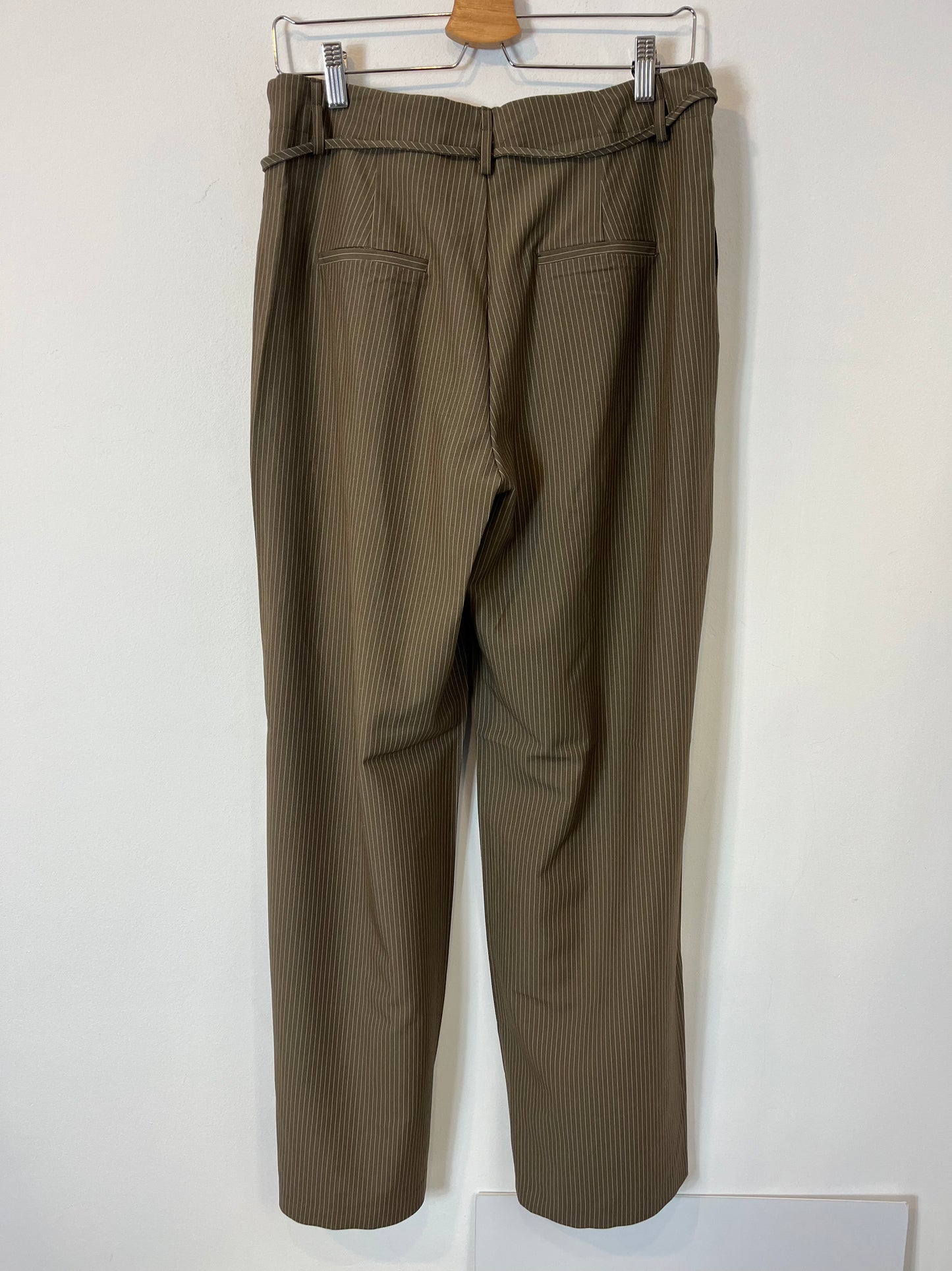 LEFTIES. Pantalón pinzas verde caqui raya diplomática. T 40