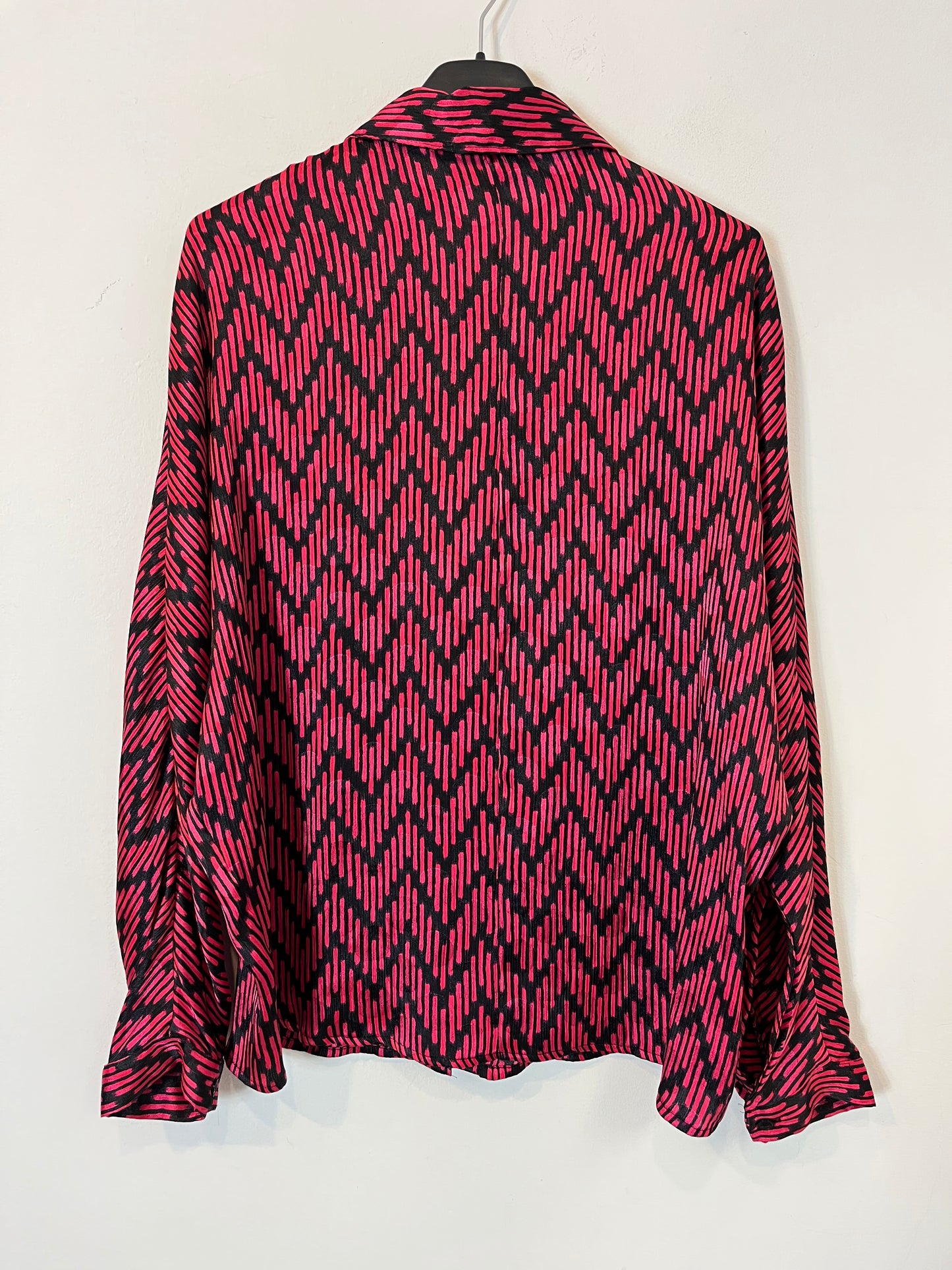 MANGO. Blusa estampado retro rosa y negro. T XS