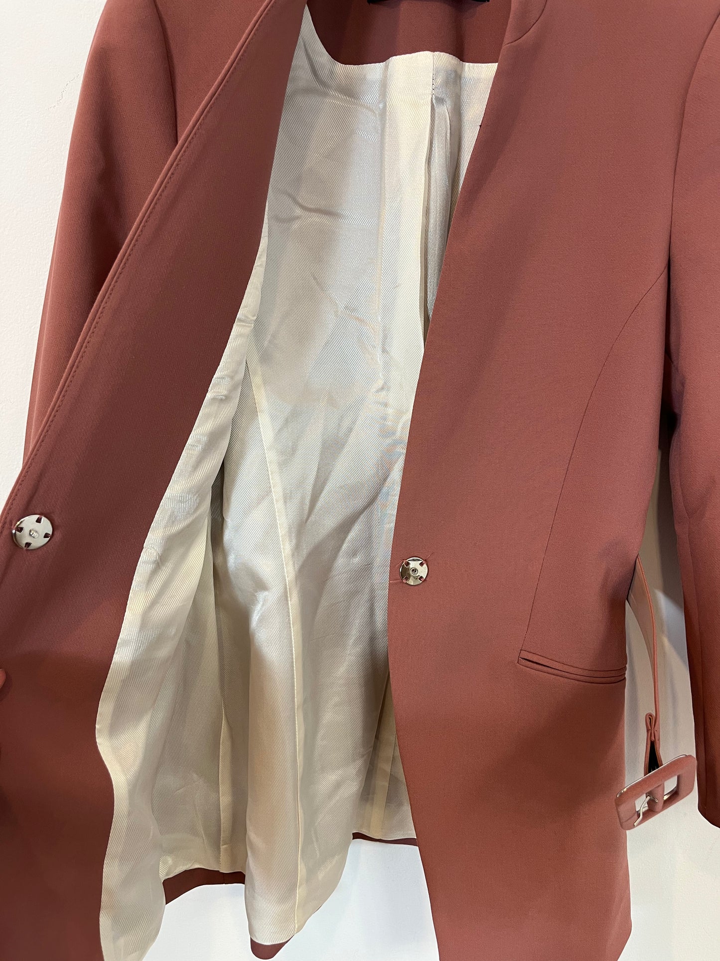 ZARA. Blazer rosa oscuro con cinturón. T XS