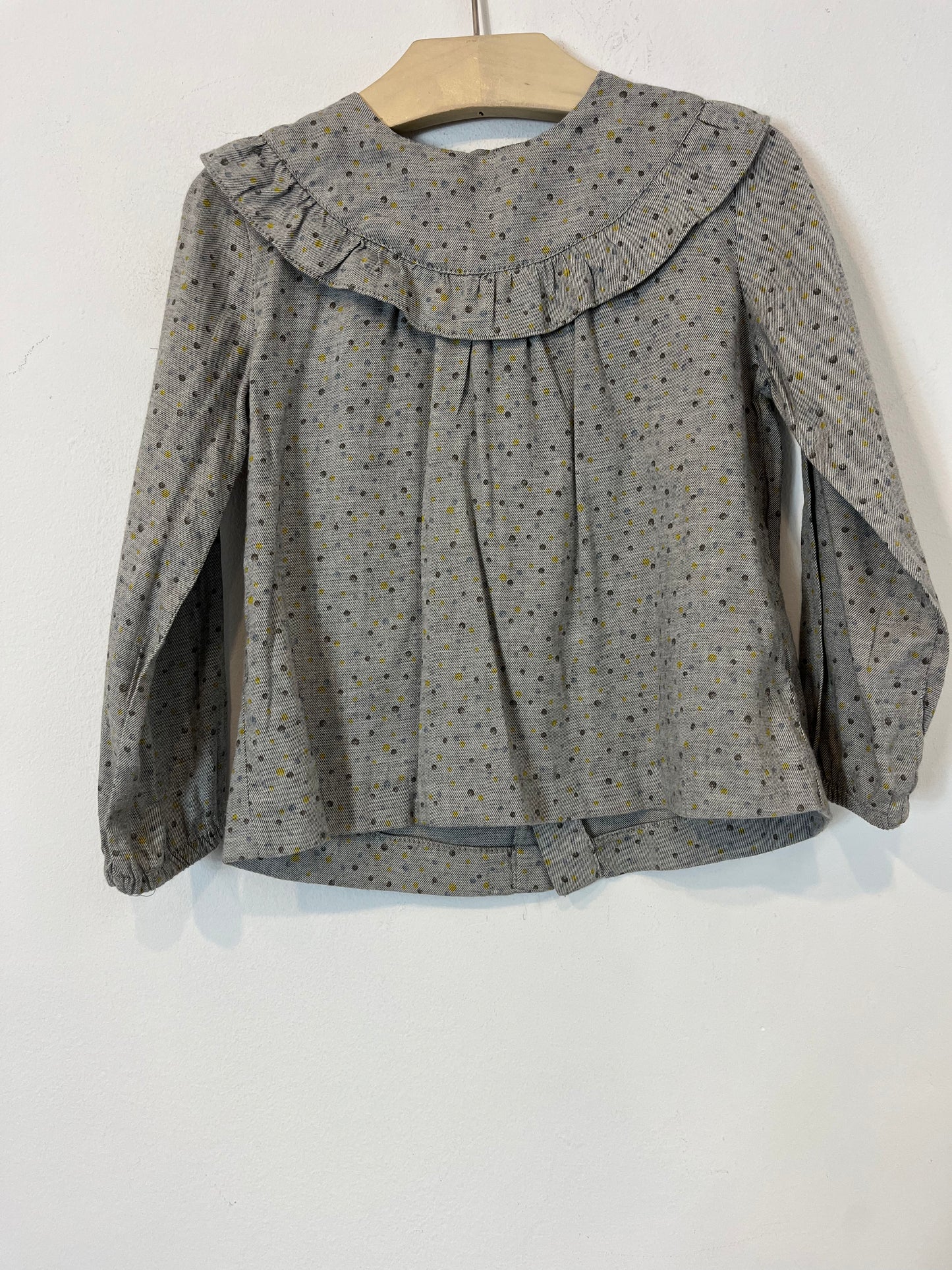 GOCCO. Blusa gris textura topitos. T 4-5 años