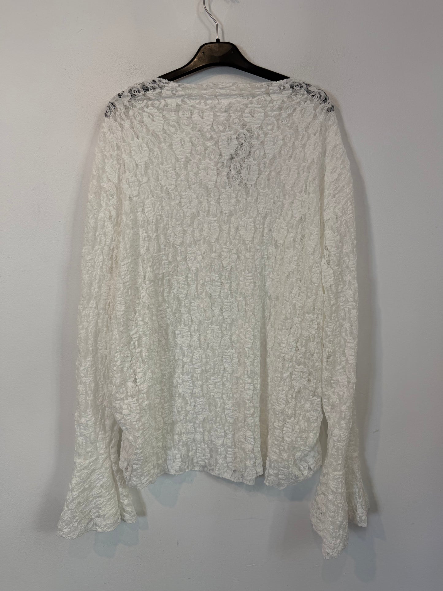 OTRAS. Top blanco manga larga detalle encaje