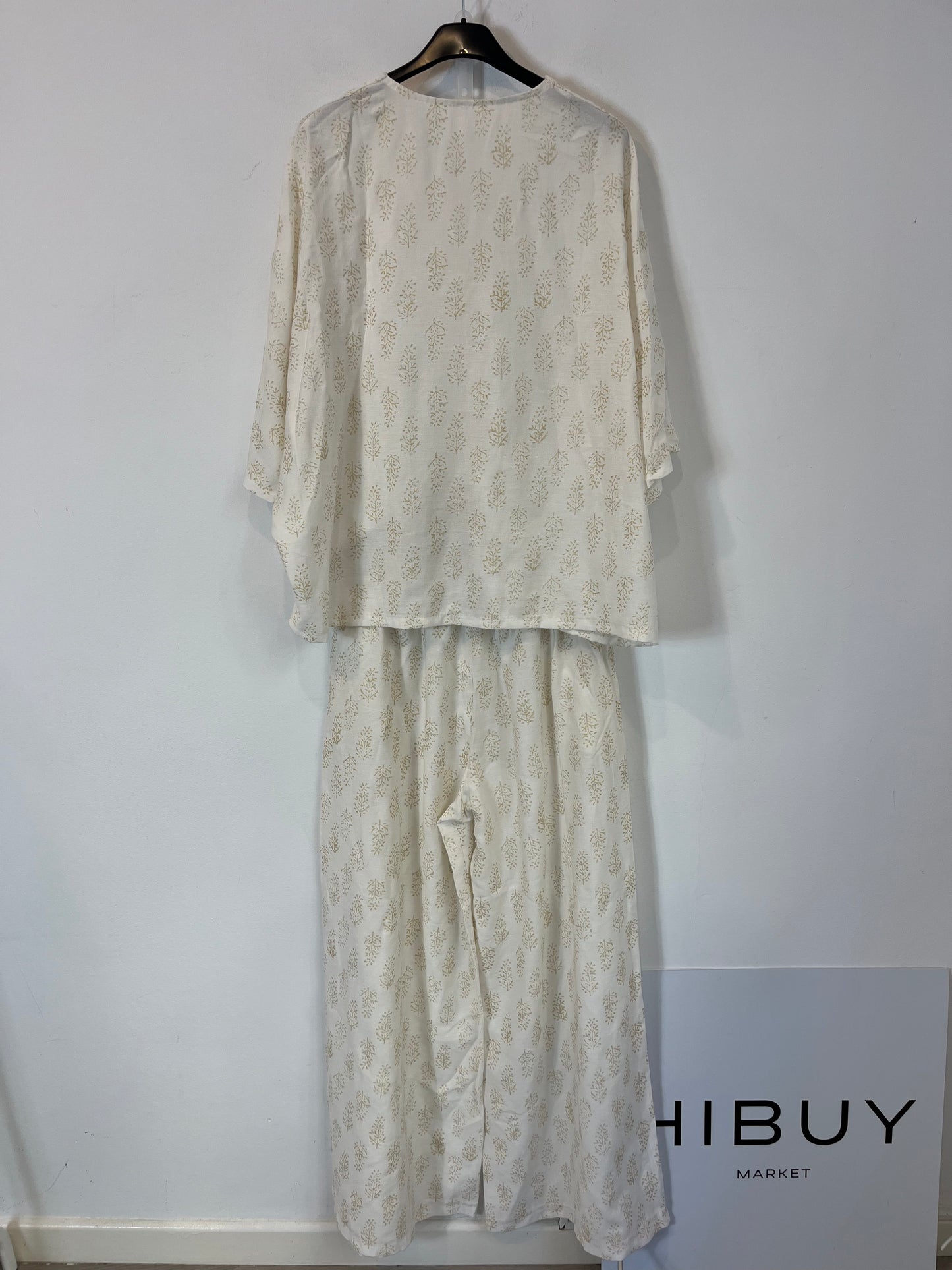 OTRAS. Conjunto blanco fluido estampado hojas. T M/L