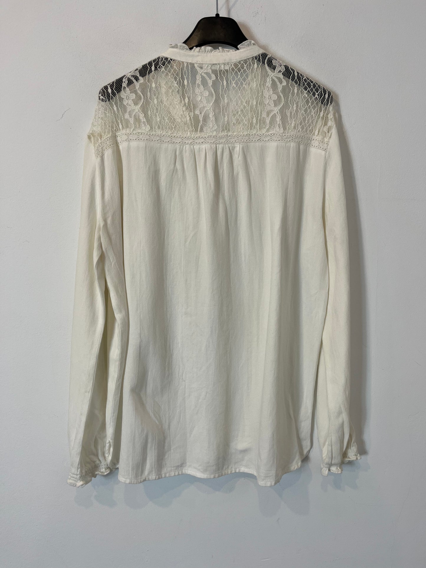 MANGO. Blusa blanca detalle encaje. T M