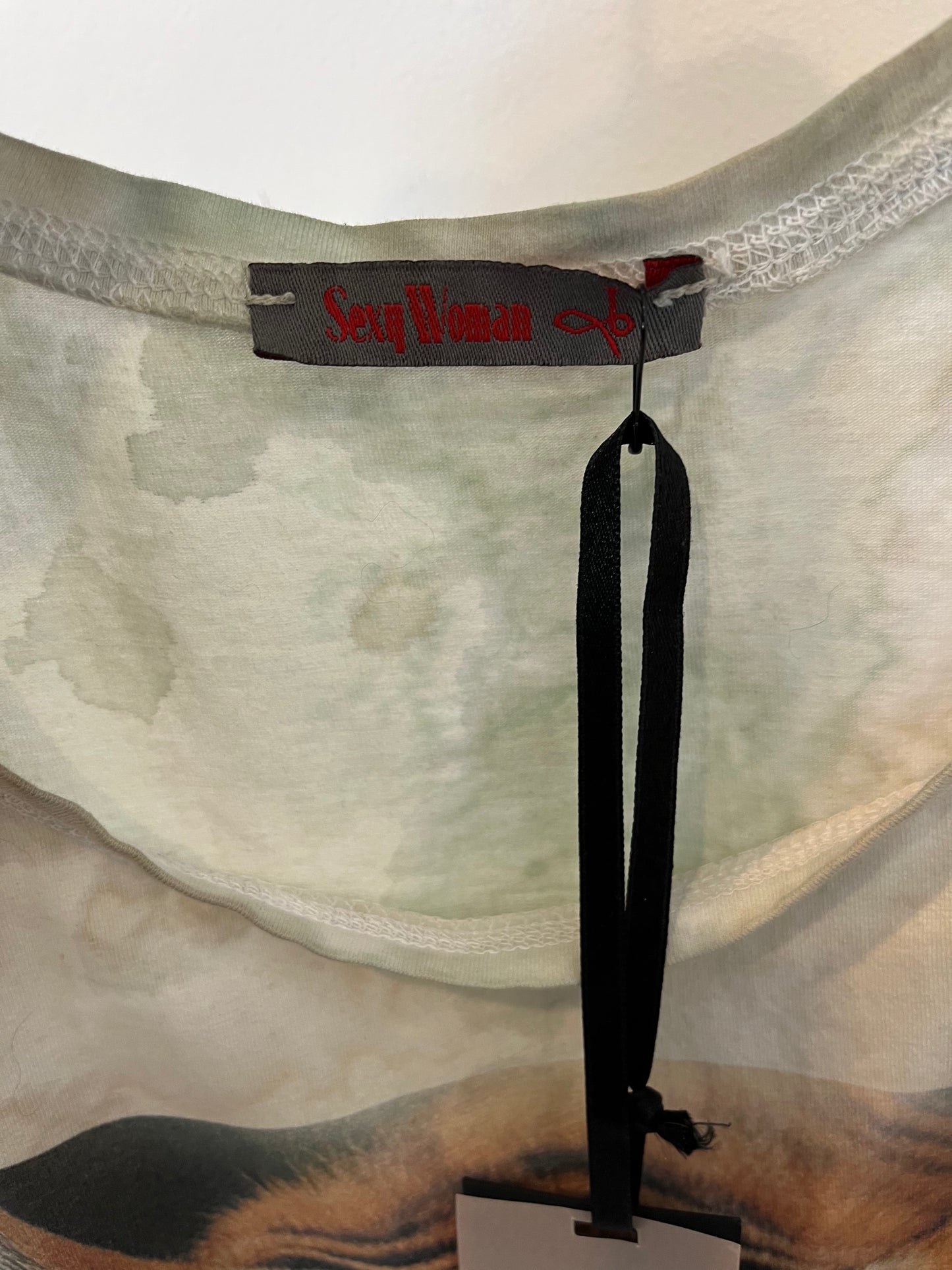 SEXY WOMAN. Camiseta crop dibujo y flecos. T S