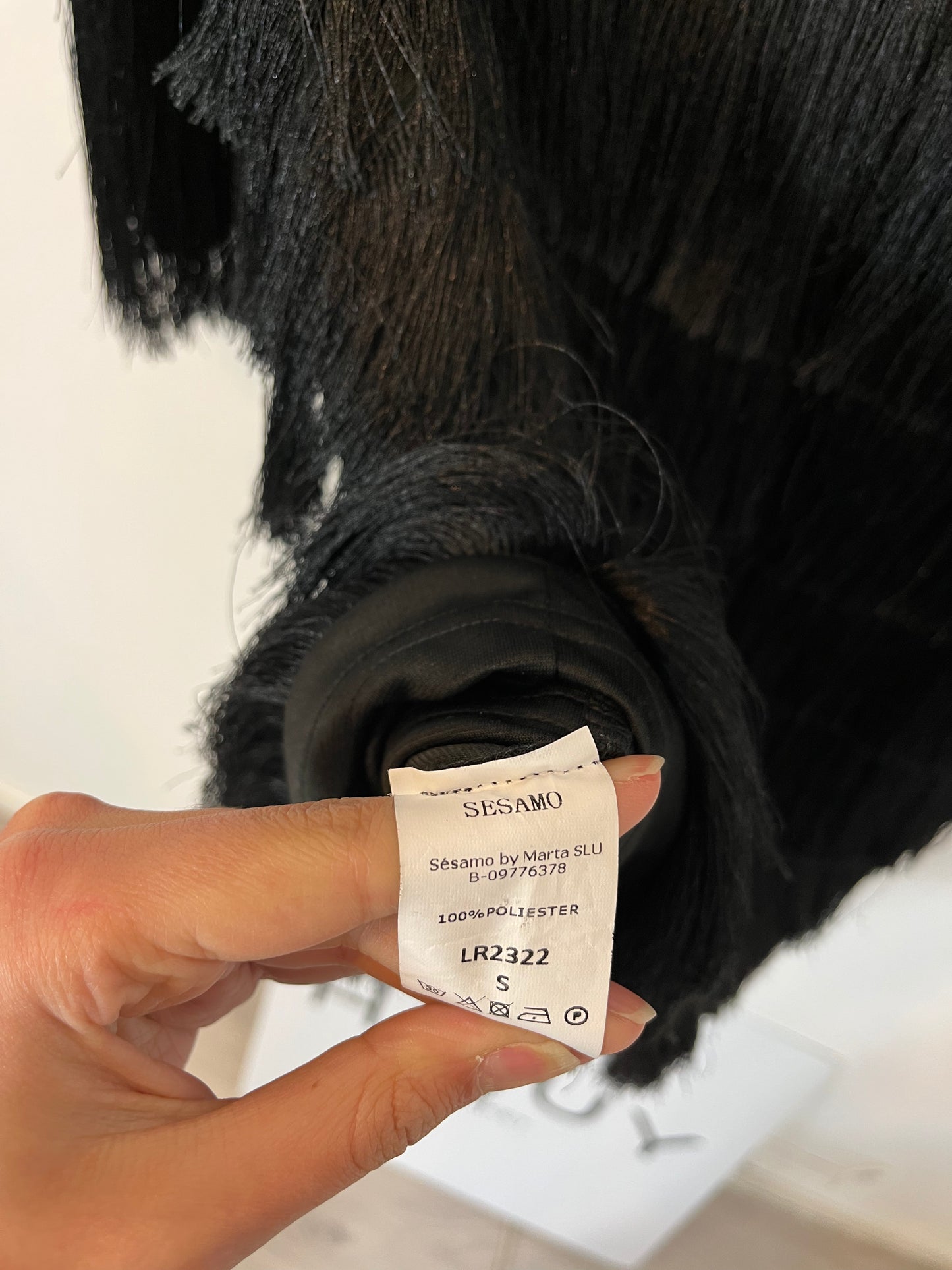 SÉSAMO. Vestido corto flecos. T S