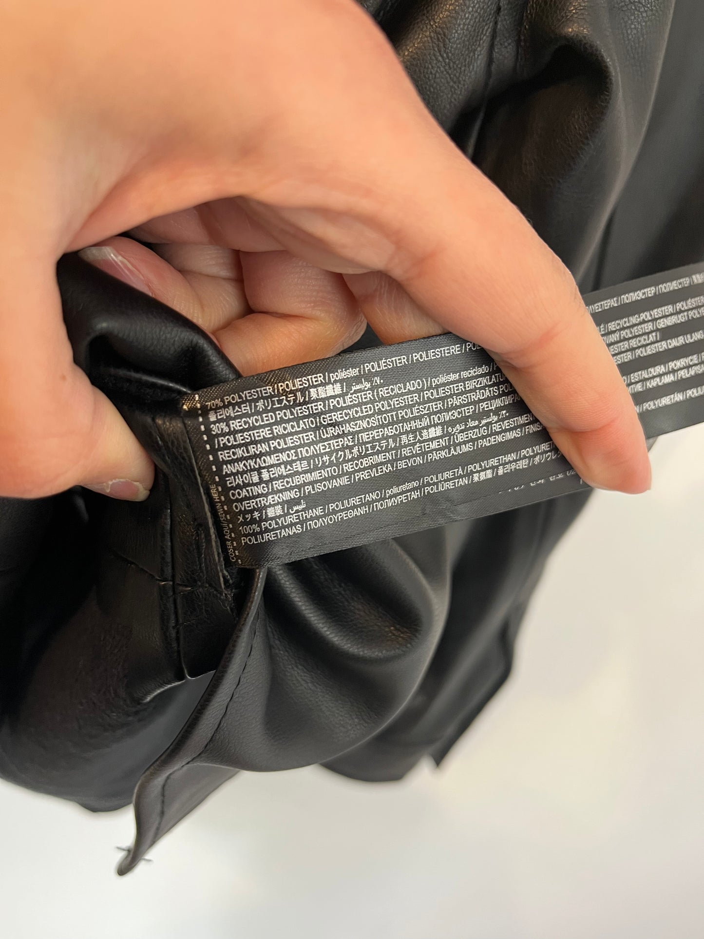 MANGO. Chaqueta negra efecto piel. T XS/S