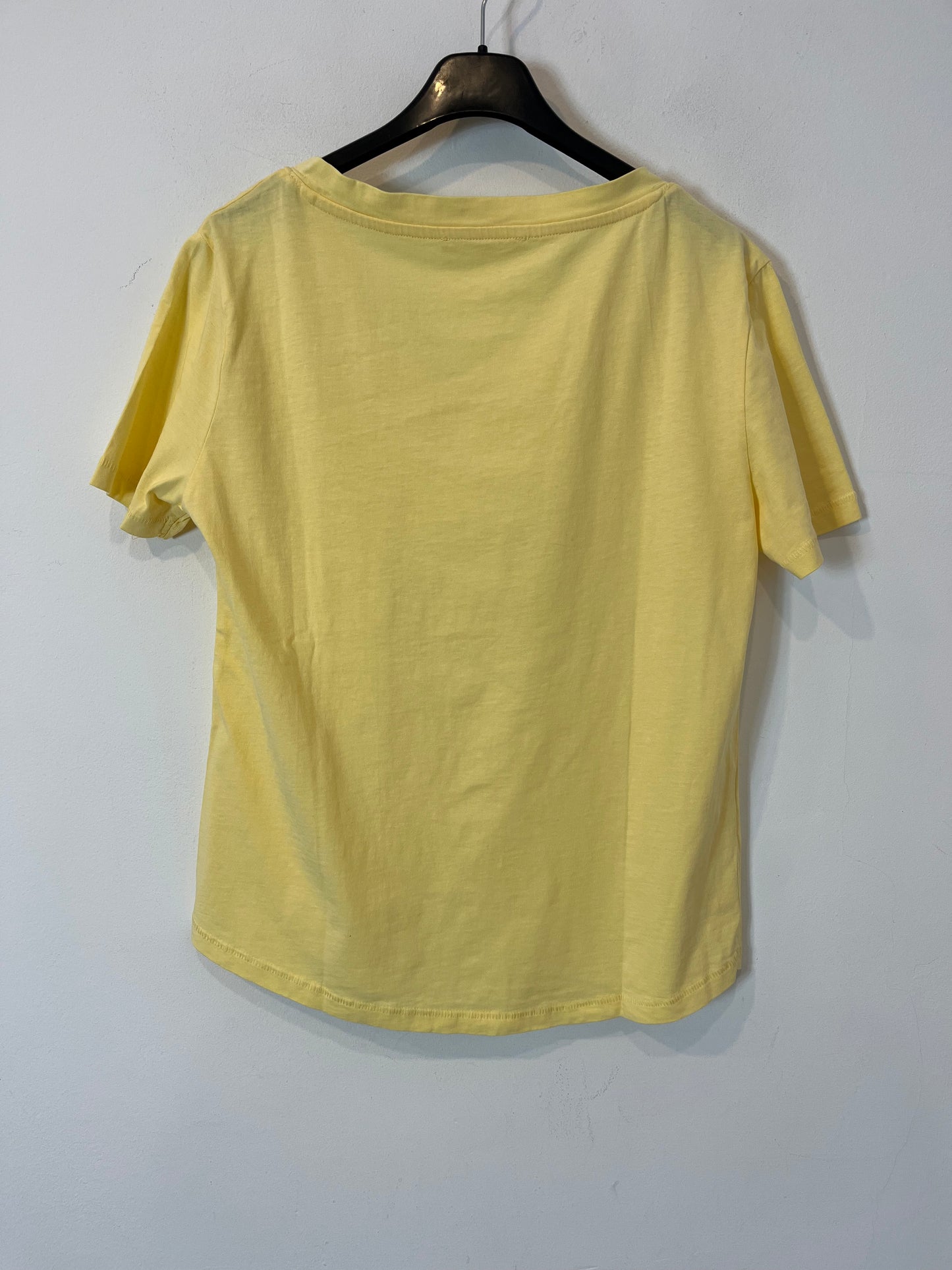 MANGO. Camiseta amarilla cuello pico. T M