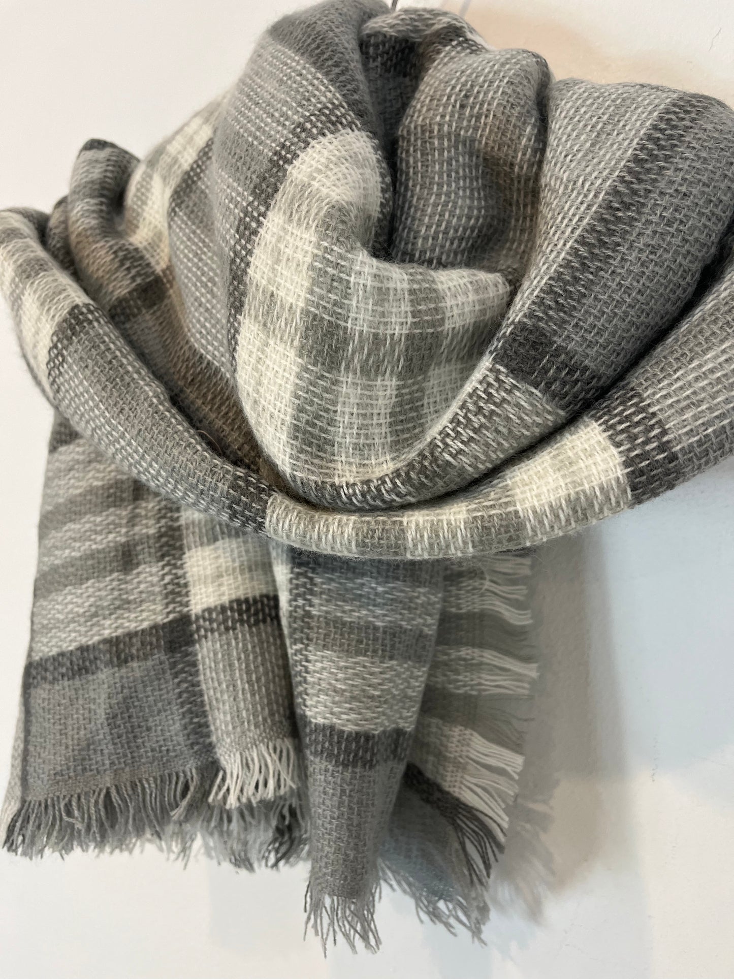 OTRAS. Bufanda cuadros grises