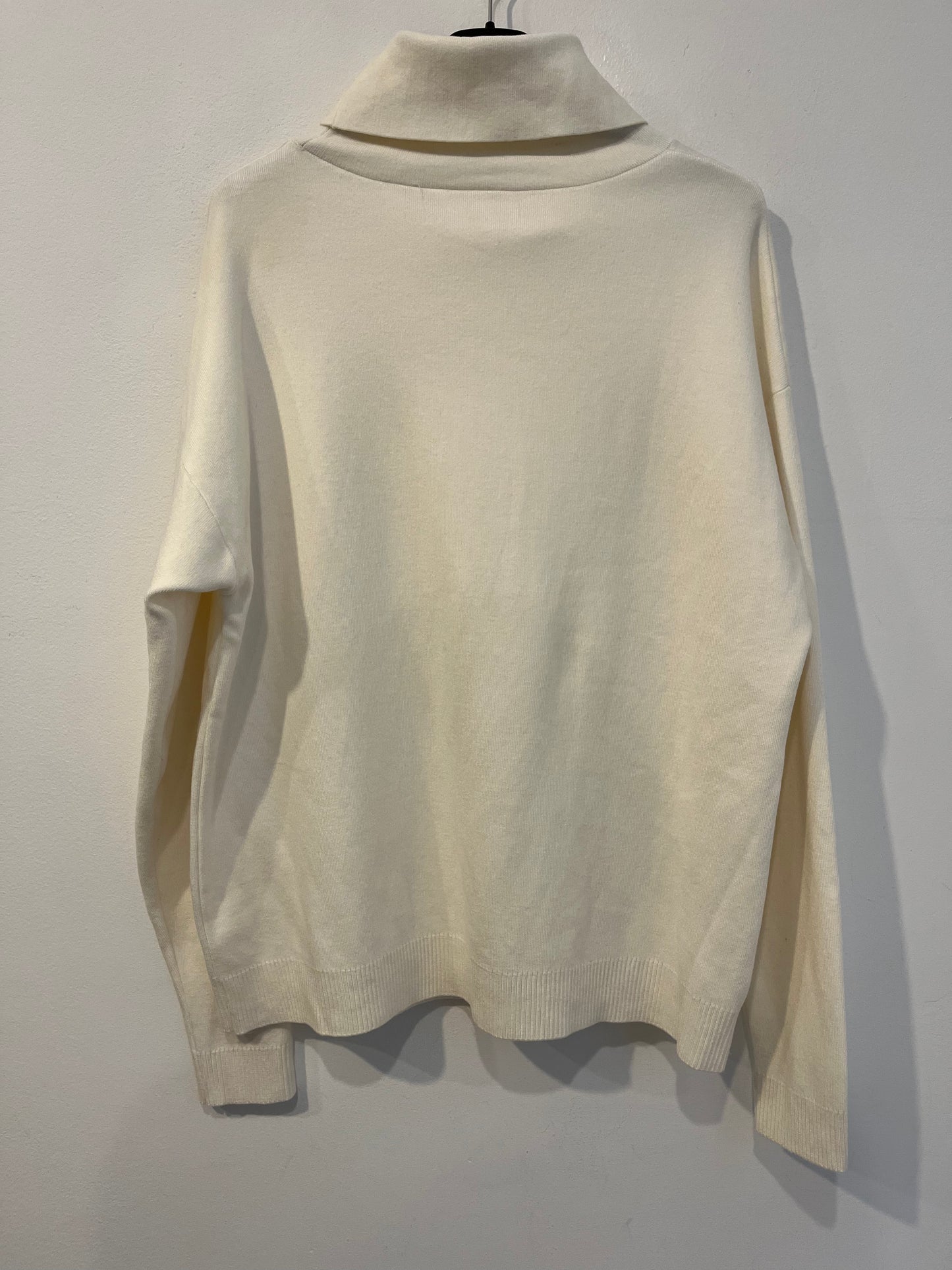 OTHERS. White turtleneck sweater. TL